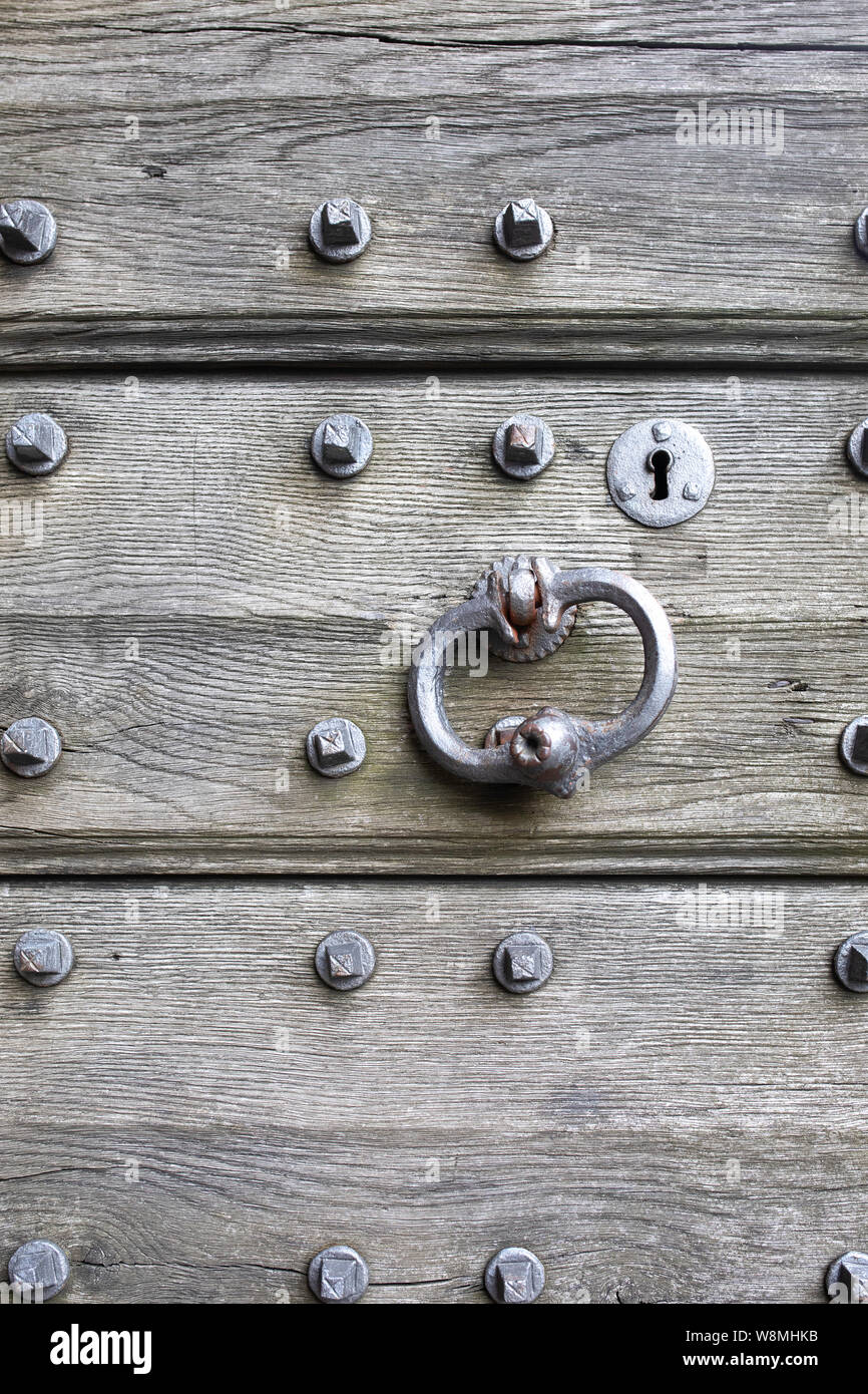 De bandes avec de vieux rivets, boulons, poignée de porte. La porte  gothique dans le château médiéval des chevaliers teutoniques, la Pologne  Malbork Photo Stock - Alamy