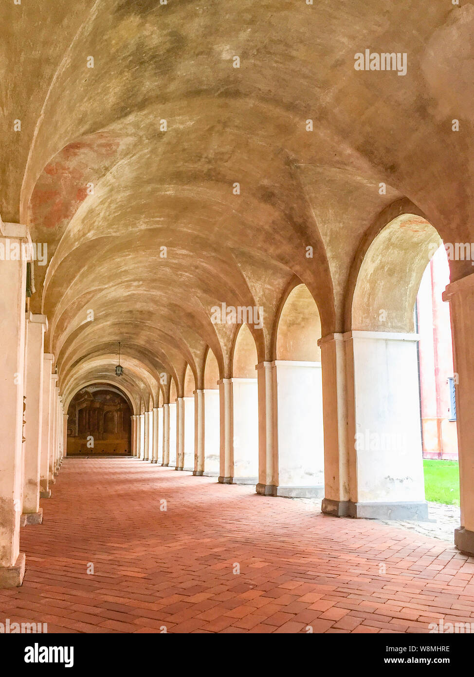 Cloître arcade par l'église baroque à Swieta Lipka / Pologne Banque D'Images