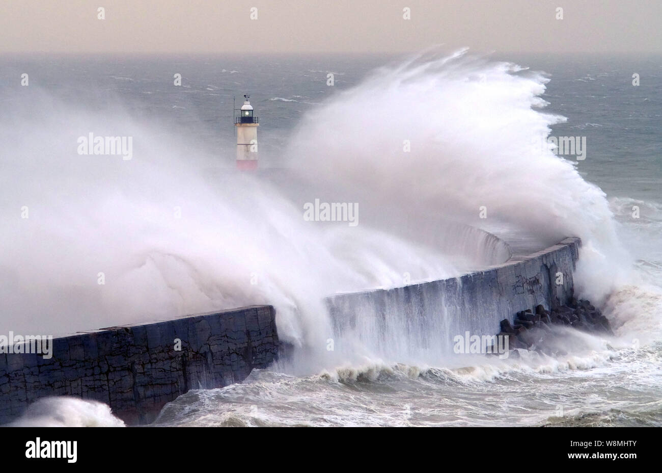 Newhaven, East Sussex, UK. 10 août 2019. De forts vents du sud le long de la coasy apporter d'énormes vagues à Newhaven harbour, éclipsant la fonte victorienne phare. © Peter Cripps/Alamy Live News Banque D'Images