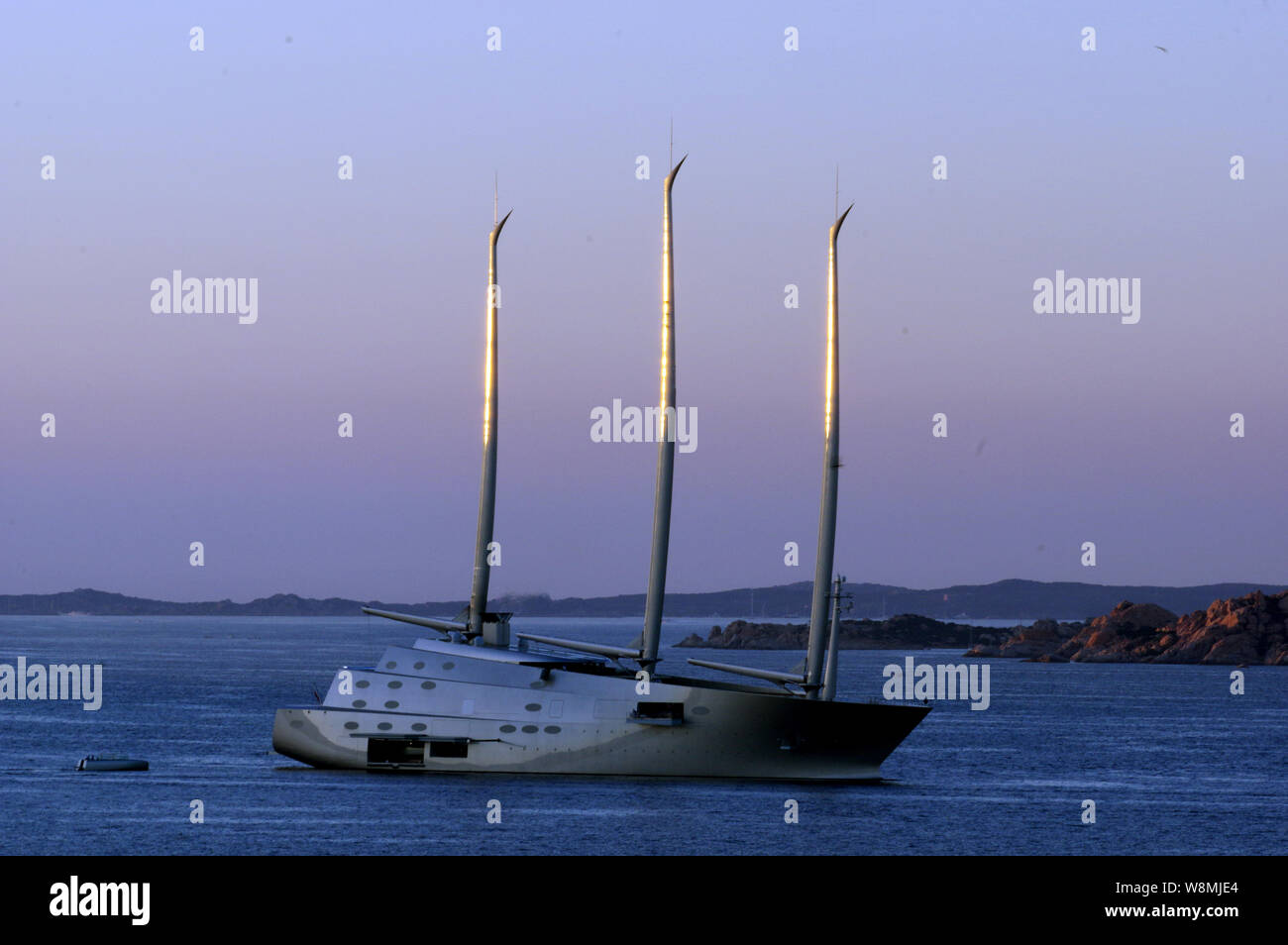 Palau, Sardaigne, Italie. Le 'A', le plus grand voilier au monde (143 mètres), le 9 août 2019. Le propriétaire est l'homme d'affaires russe Andrey Melnichenko Banque D'Images