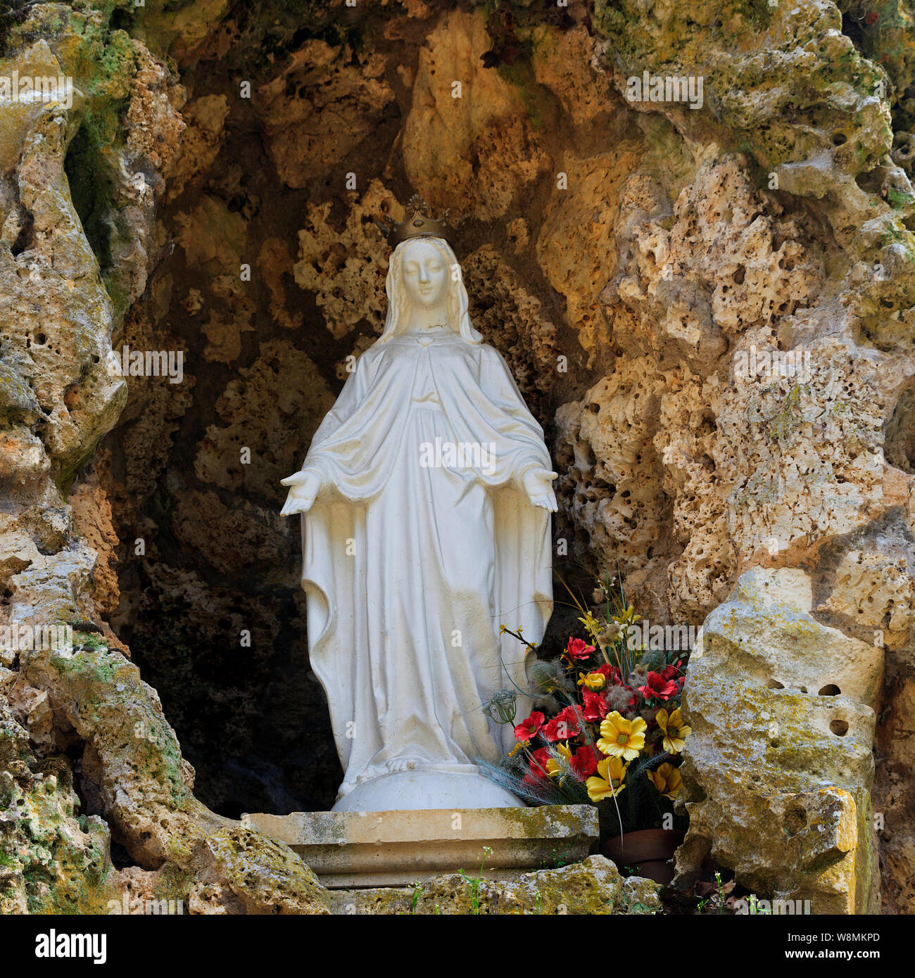 Statue de Notre Dame de Lourdes et de la grotte dans le parc du Château de Sully, dans la vallée de la Loire, France Banque D'Images