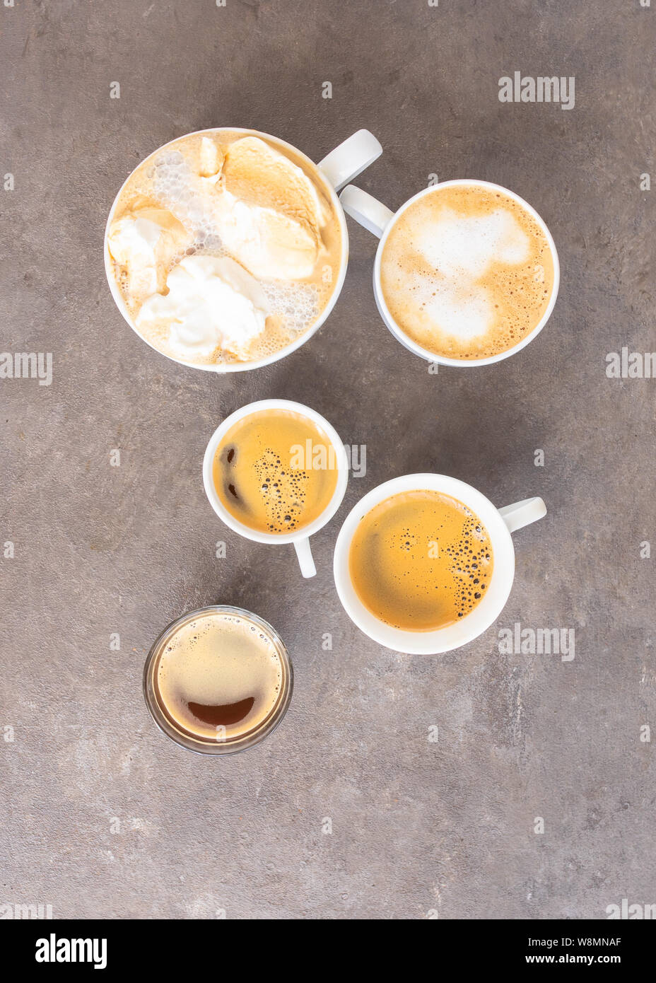Fond café assortis. Expresso, cappuccino, americano, moka tasses sur fond de ciment, aime le café concept. Banque D'Images