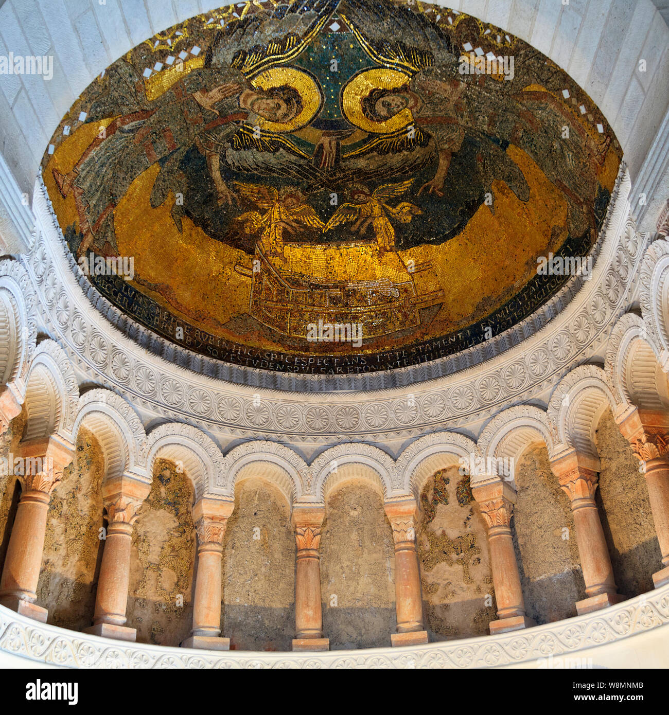 Mosaïque de verre dans le 9e siècle dôme d'oratoire carolingien de germigny-des-Prés, Loiret, France Banque D'Images Mosaïque de verre dans le 9e siècle dôme d'oratoire carolingien de germigny-des-Prés, Loiret, France Banque D'Images