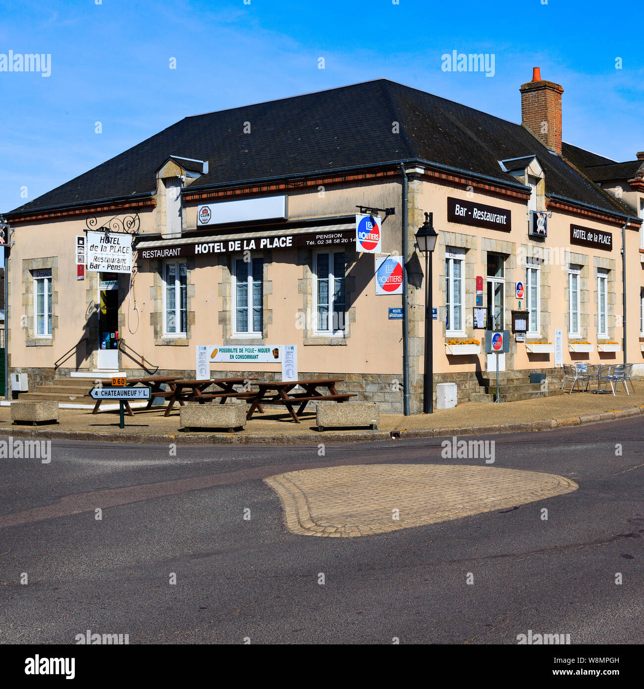 L'hôtel de la Place, Germigny-des-Prés, le Loiret, France Banque D'Images L'hôtel de la Place, Germigny-des-Prés, le Loiret, France Banque D'Images