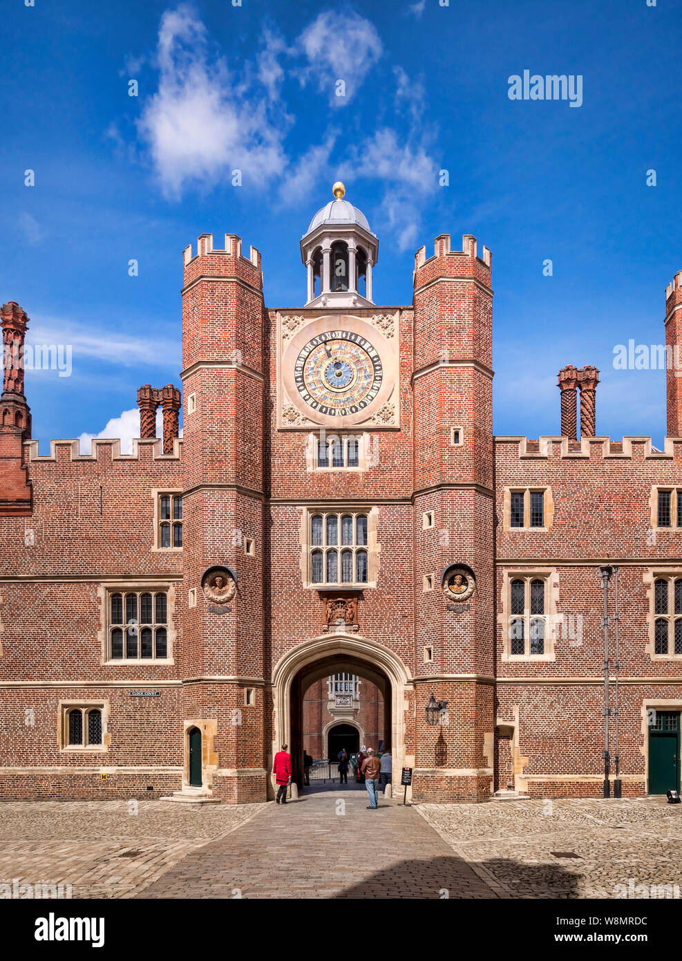 9 juin 2019 : Richmond upon Thames, London, UK - Anne Boleyn's Gate, la porte de l'horloge Cour dans le Palais de Hampton Court, l'ancien royal residen Banque D'Images