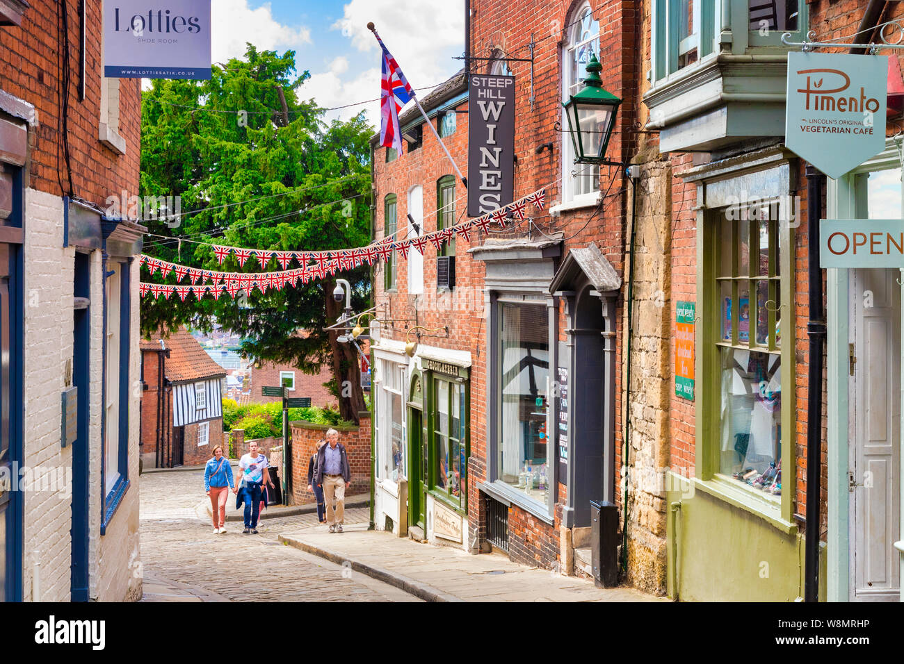2 Juillet 2019 : Lincoln, UK - abrupte, la célèbre rue historique, avec des boutiques indépendantes, des cafés et des touristes en montant la colline. Banque D'Images