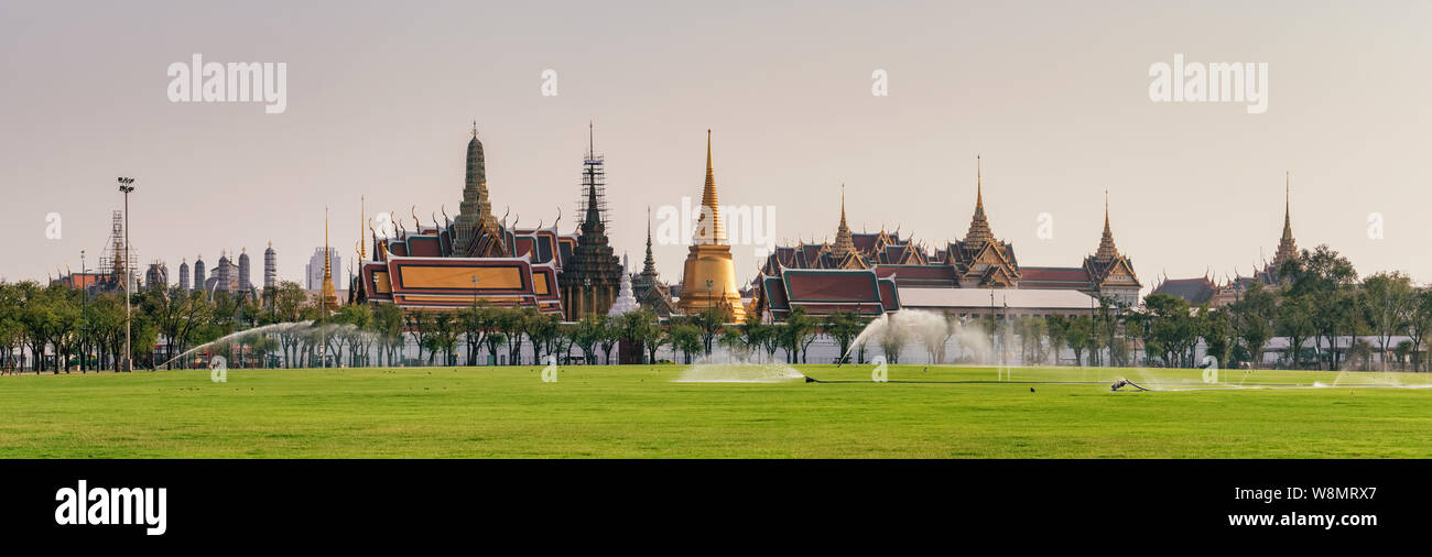 Wat Phra Kaew, temple du Bouddha Émeraude à Bangkok, Thaïlande. Panorama du Grand Palais. Banque D'Images