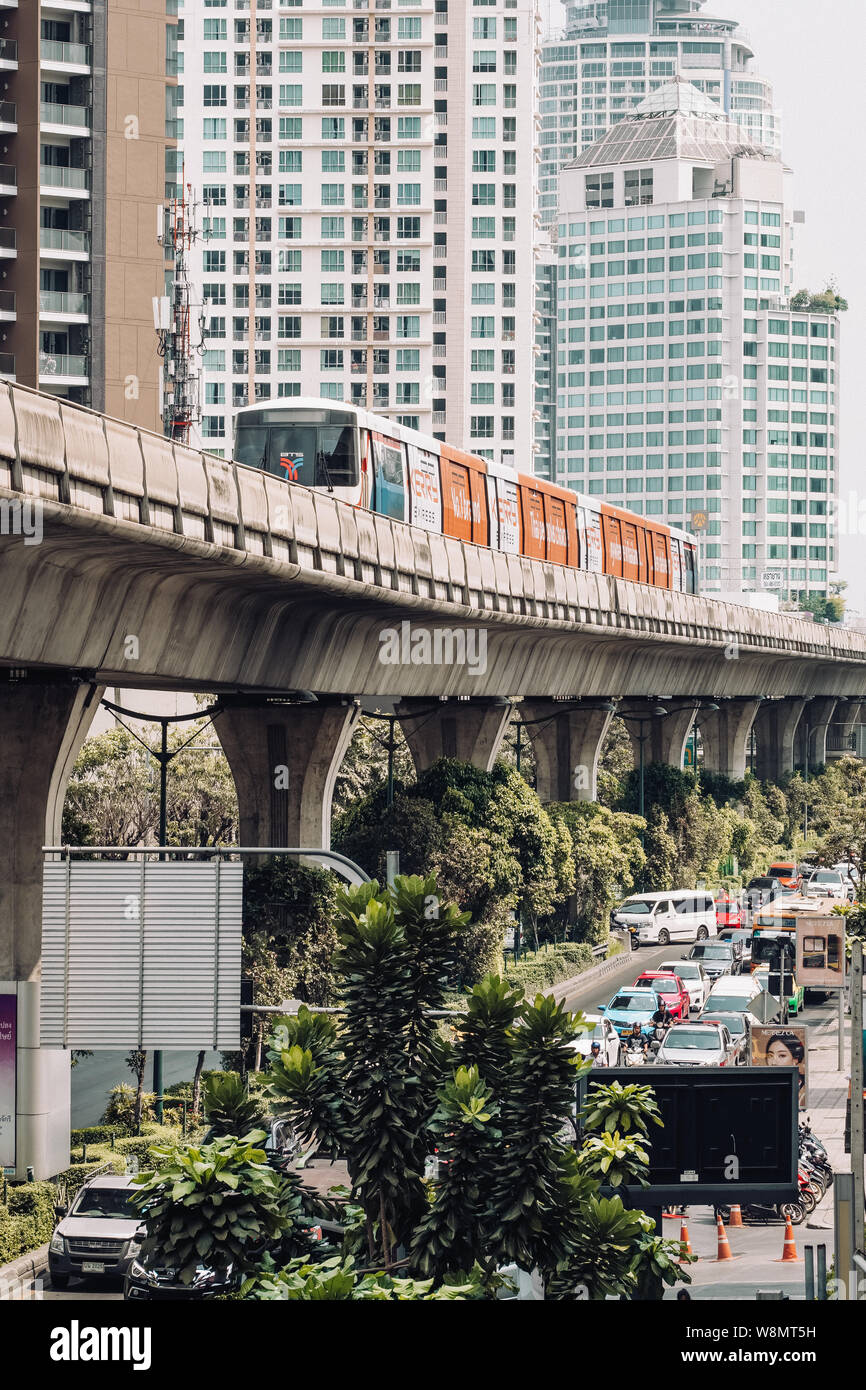 Bangkok, Thaïlande - 3 mars, 2019 : BTS skytrain est en marche sur la route très fréquentée à Bangkok, Thaïlande Banque D'Images