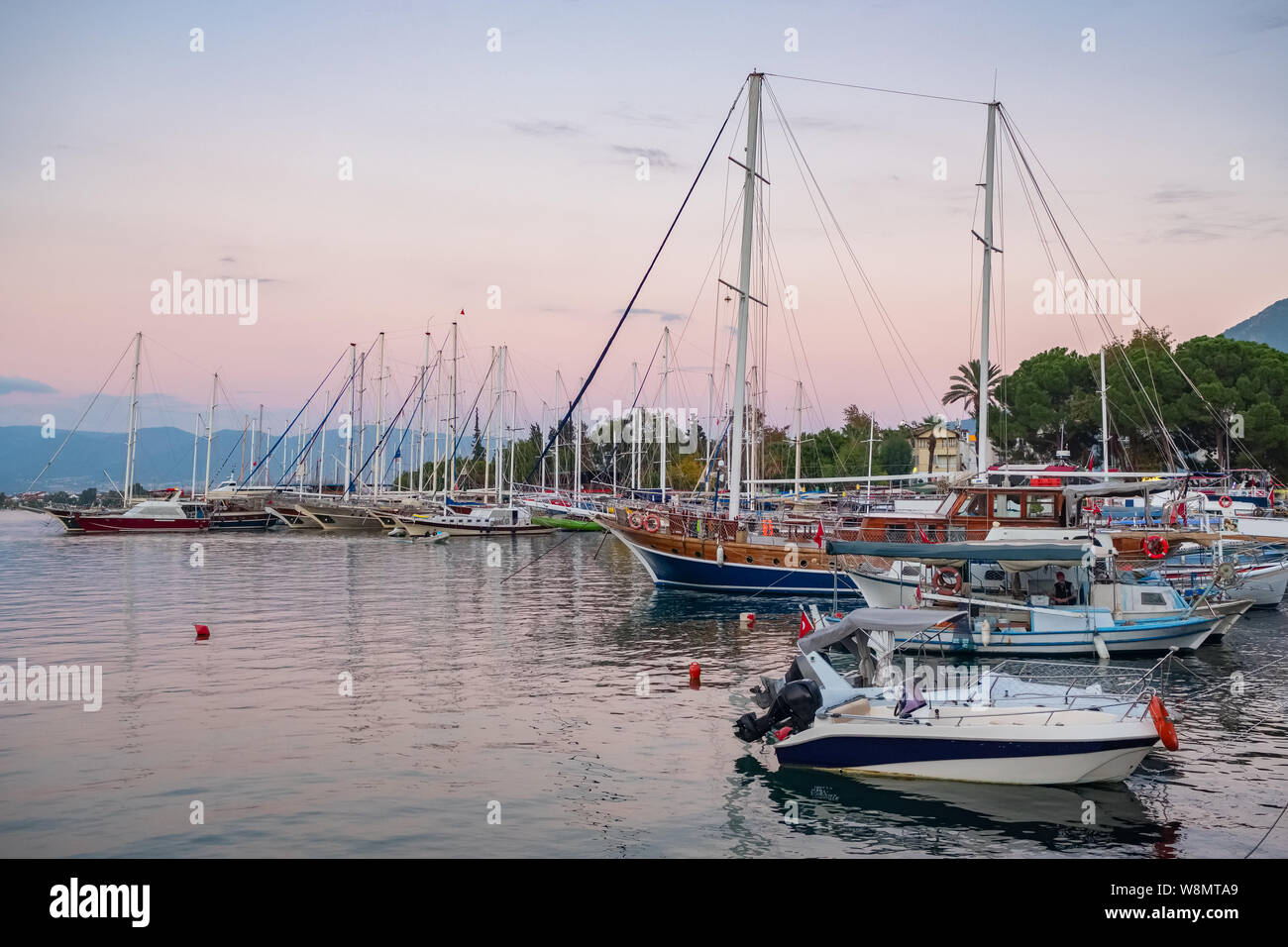 Location de bateaux à marina à Fethiye, côte méditerranéenne, Turquie Banque D'Images