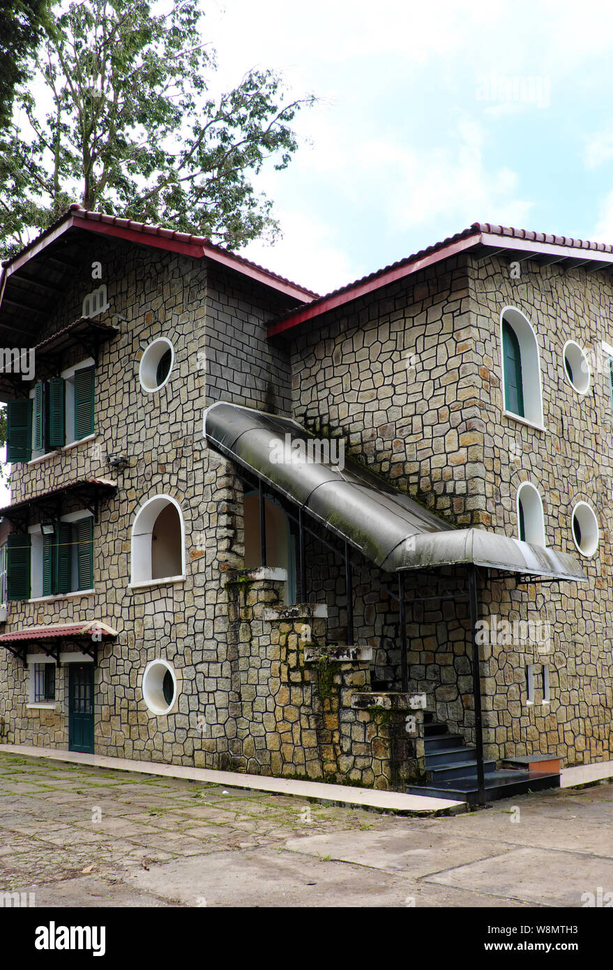 L'architecture française incroyable de l'ancienne maison en pierre avec fenêtre en bois vert et porte, mur de pierre extérieur de la villa lien pour l'histoire, Da Lat, Viet Nam Banque D'Images