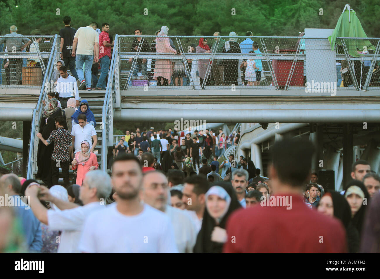 Les Tabi'au pont est la plus grande passerelle pour piétons Téhéran, Iran. Les 270 mètres de pont connecte deux parcs publics - Taleghani Park et Parc Abo-Atash Banque D'Images