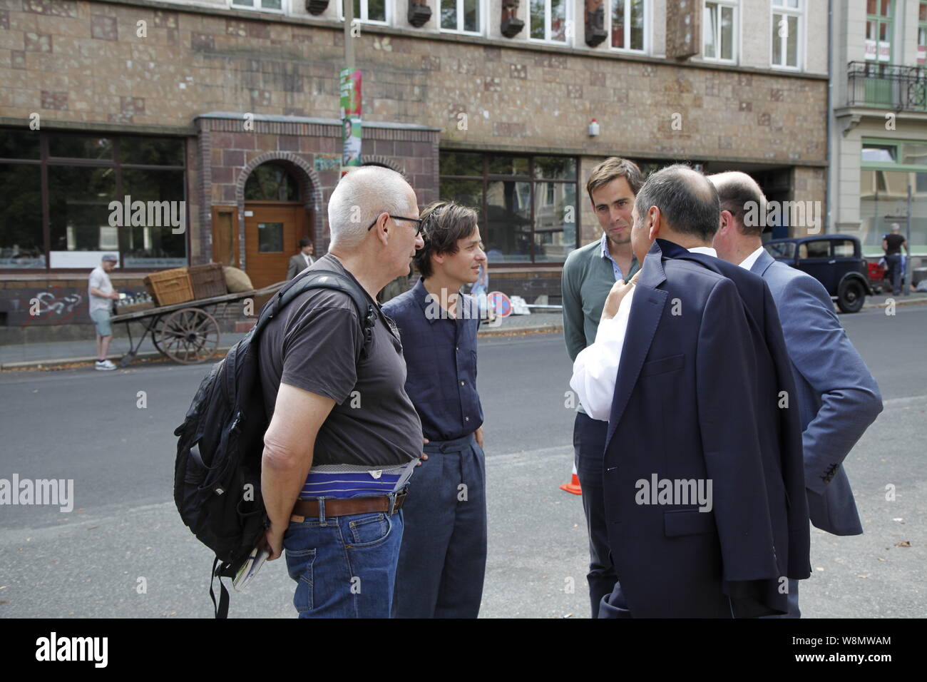 Oliver Schenk, Octavian Ursu, Felix von Boehm, Dominik Graf und Tom Schilling beim Eintrag ins Goldene Buch der Stadt Halle und beim Setbesuch Banque D'Images