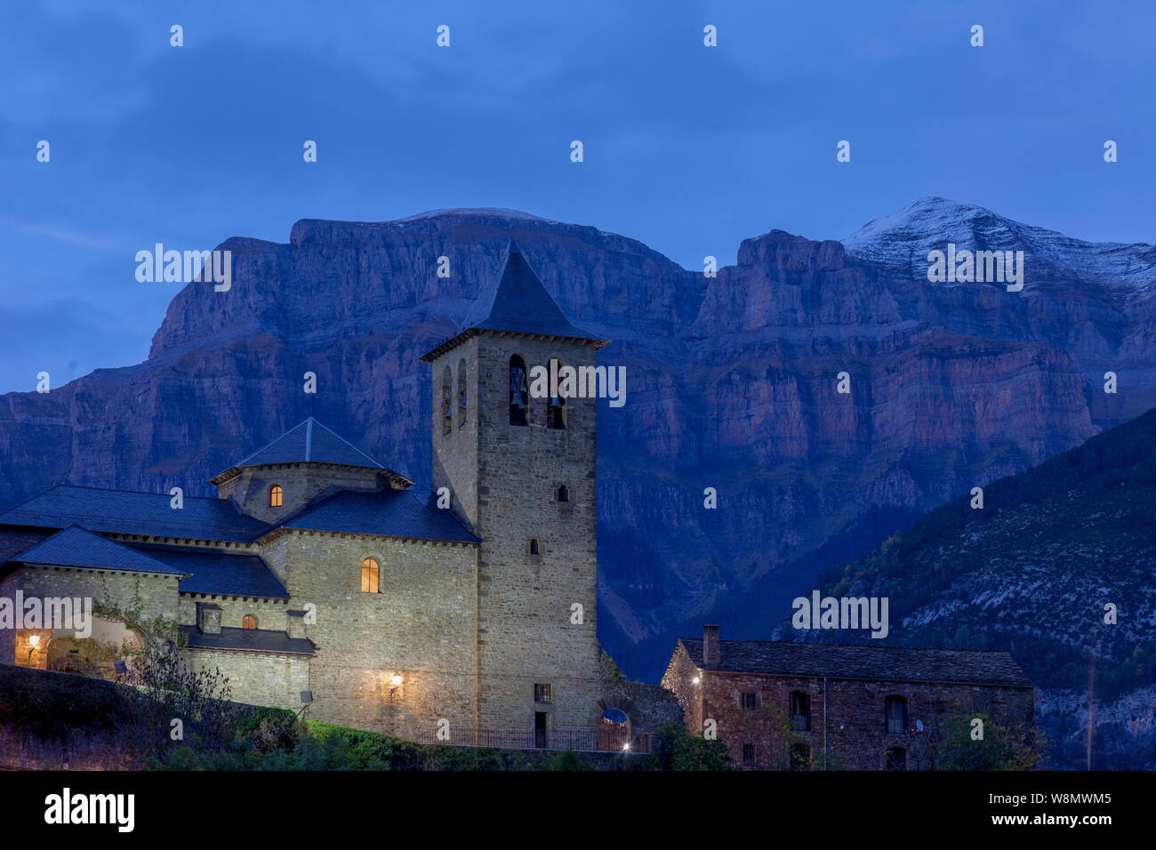 Village de Torla. En arrière-plan les montagnes du Parc National d'Ordesa y Monte Perdido. Pyrénées, Espagne Banque D'Images