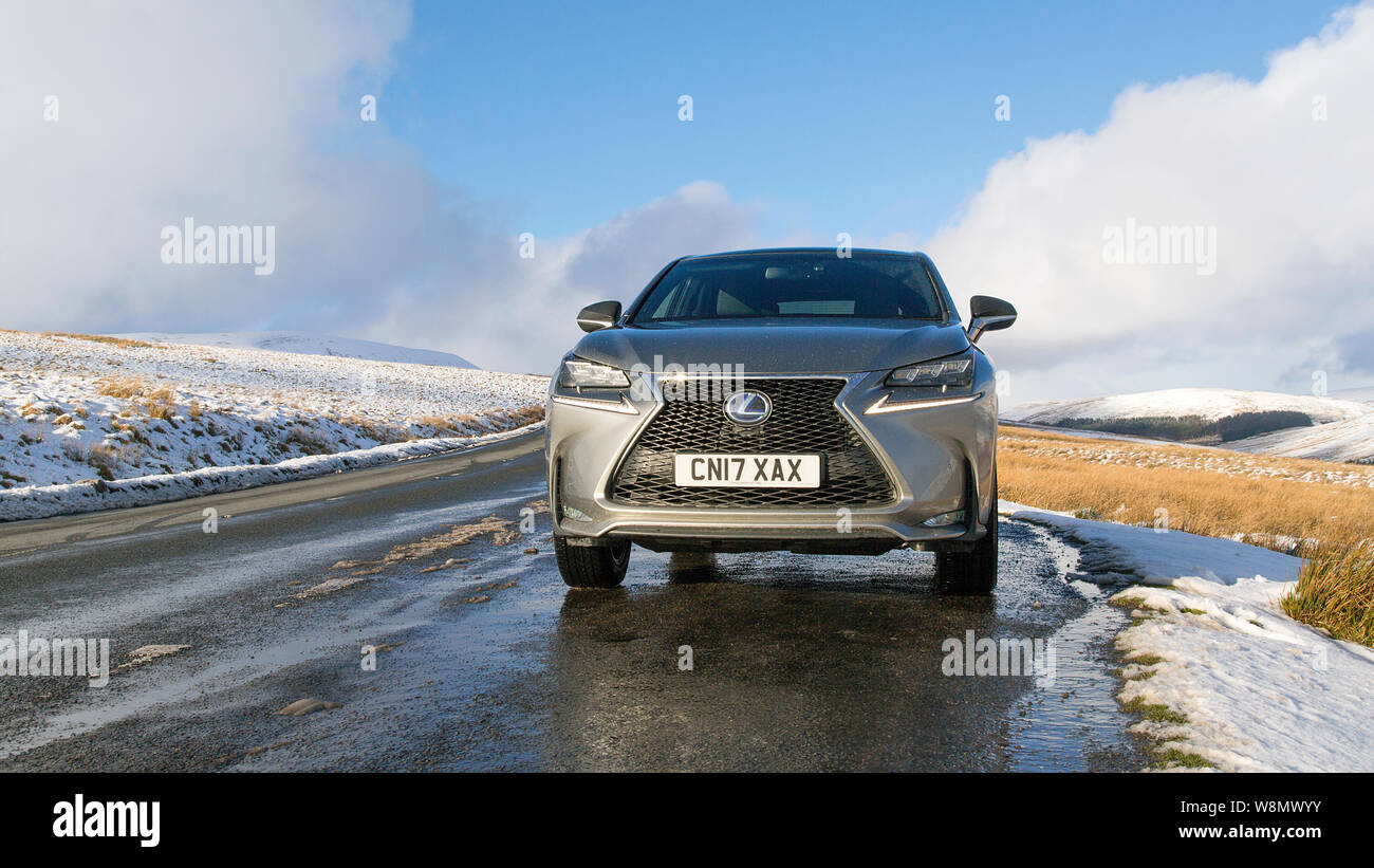 Brecon Beacons, UK : 30 Janvier 2019 : Un Lexus NX 300h F-Sport voiture hybride croisé au bord de la route dans la neige et dangereux en cas de gel. Banque D'Images