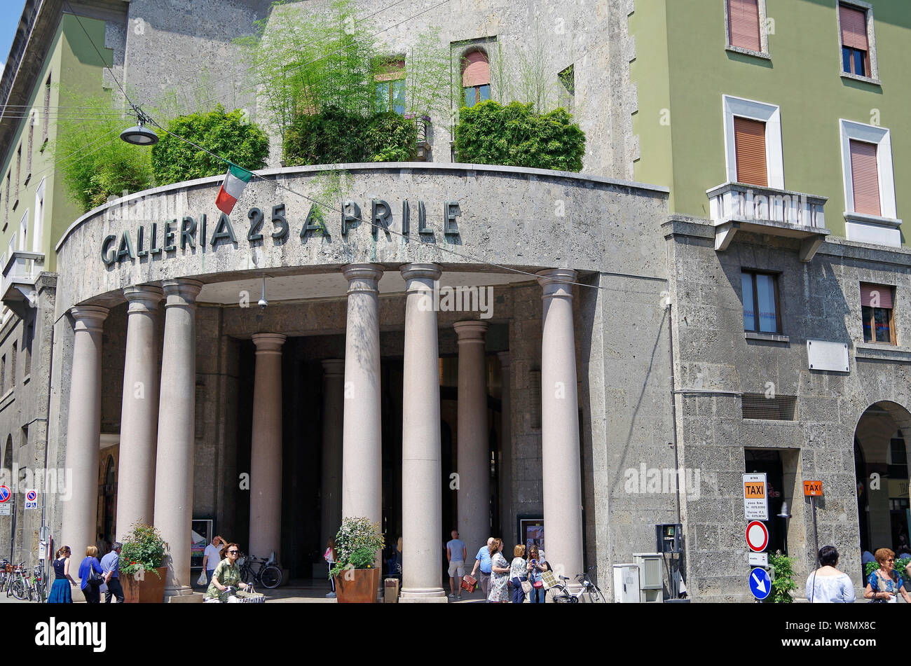 Le Galleria 25 avril, un bâtiment de style fasciste avec deux galeries de magasins au rez-de-chaussée qui se coupent sous un dôme et bureaux ci-dessus, Banque D'Images