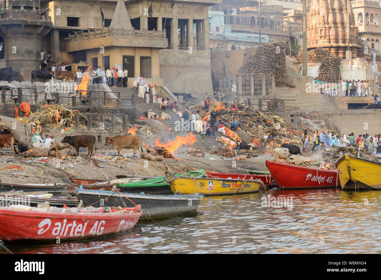 Des bûchers funéraires crémation sur les rives du Gange à Varanasi, Uttar Pradesh, Inde, Asie du Sud. Banque D'Images Des bûchers funéraires crémation sur les rives du Gange à Varanasi, Uttar Pradesh, Inde, Asie du Sud. Banque D'Images