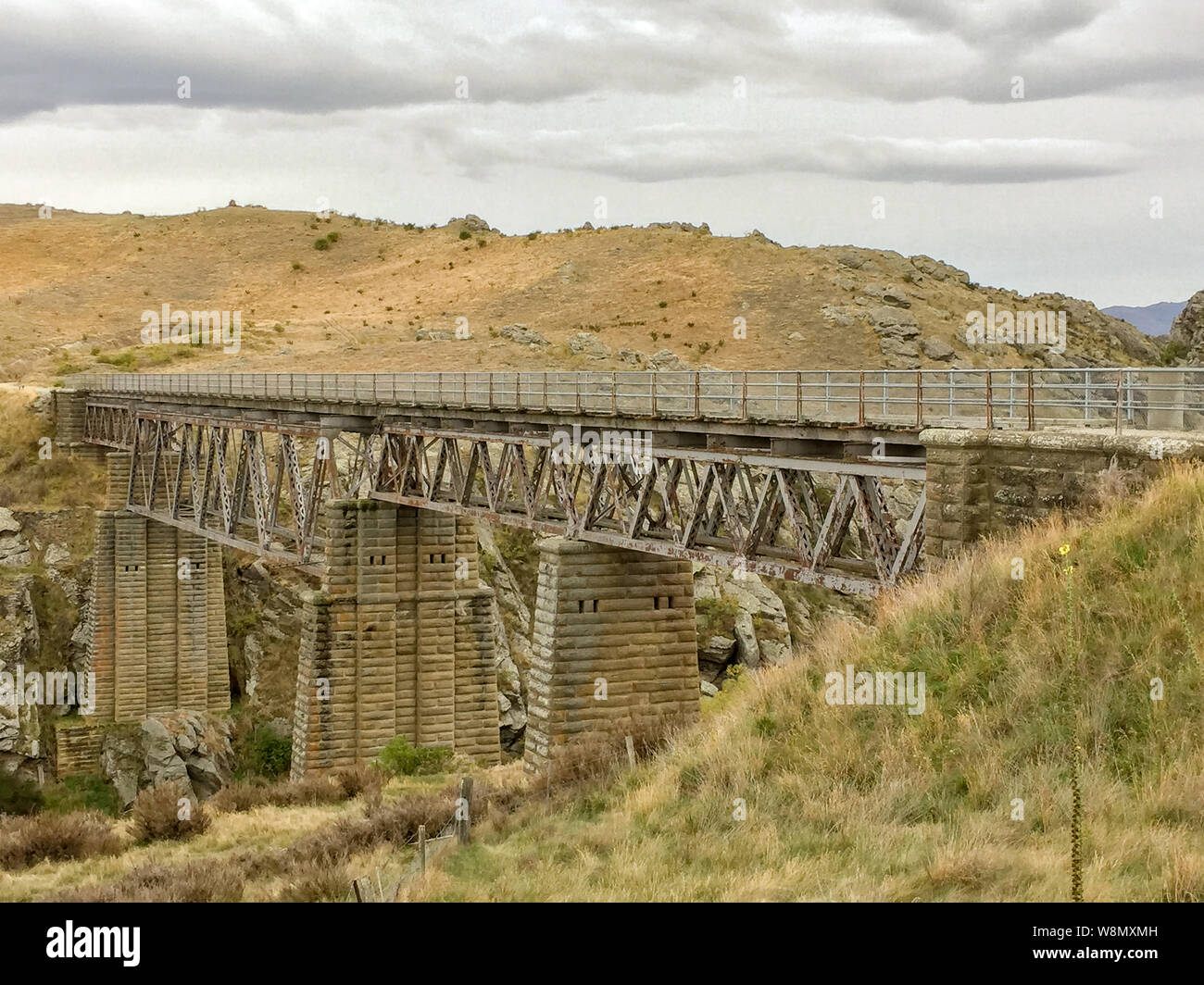 Le viaduc en pierre historique pont à Poolburn partie de l'Otago Rail Trail, randonnée à vélo, Otago, Nouvelle-Zélande, personne à l'image Banque D'Images