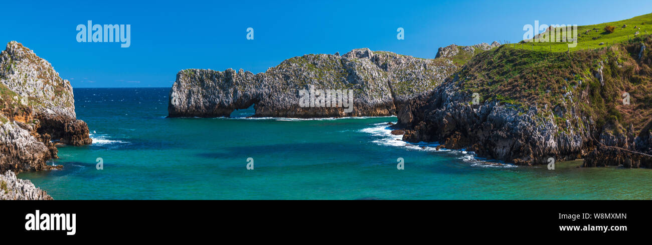 Grand panorama de la plage de Berellin. San Vicente de la Barquera, Cantabrie Espagne Banque D'Images