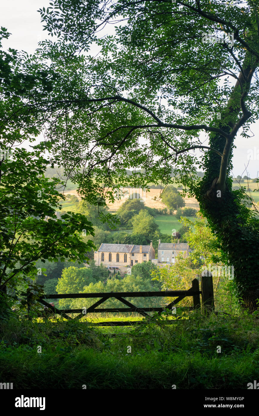 La porte en face de Naunton village en été, Naunton, Cotswolds, Gloucestershire, Angleterre Banque D'Images