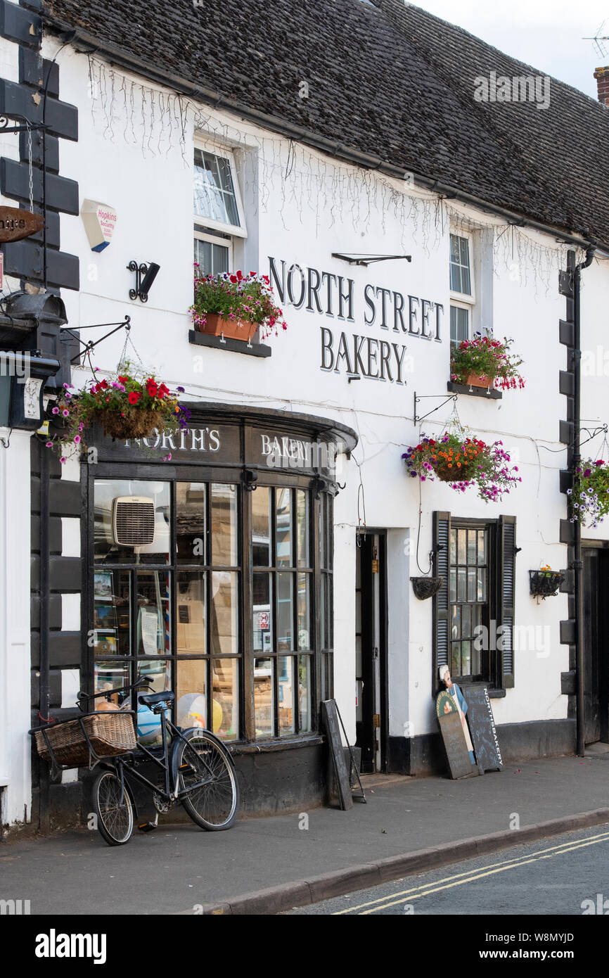 Dans la rue du nord boulangerie months dans l'ancienne ville anglo-saxon de Winchcombe, Cotswolds, Gloucestershire, Angleterre Banque D'Images