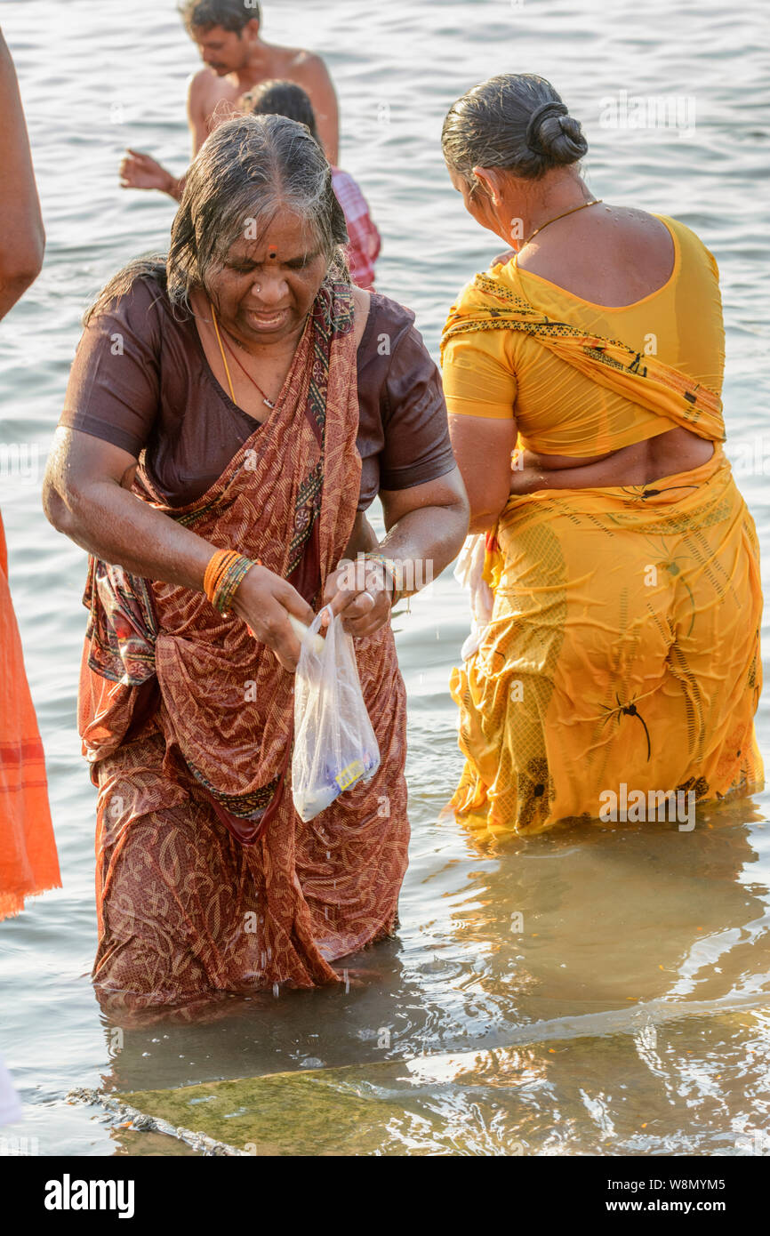 Un Indien femme hindoue portant un sari effectue un matin tôt le bain rituel dans le Gange à Varanasi, Uttar Pradesh, Inde, Asie du Sud Banque D'Images