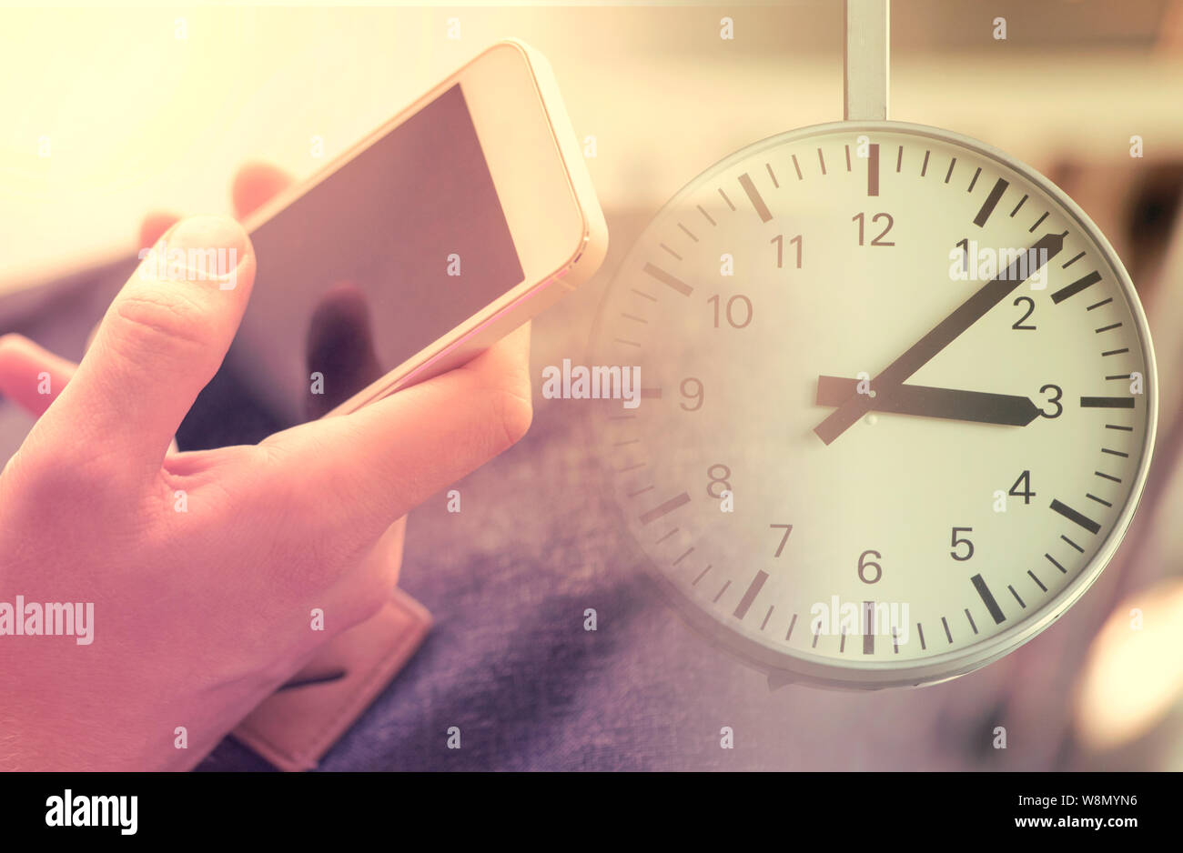 Homme avec téléphone et réveil, concept d'entreprise photo de délai, retard et perdre du temps ou de la vie avec un téléphone mobile Banque D'Images