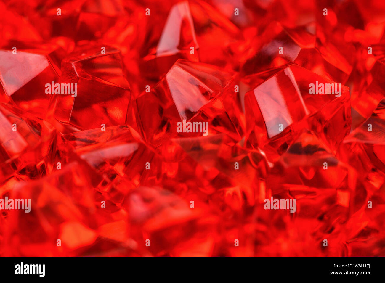 Beaucoup de cristaux d'un rouge vif cramoisi close-up. La macro photographie. Photographie horizontale Banque D'Images