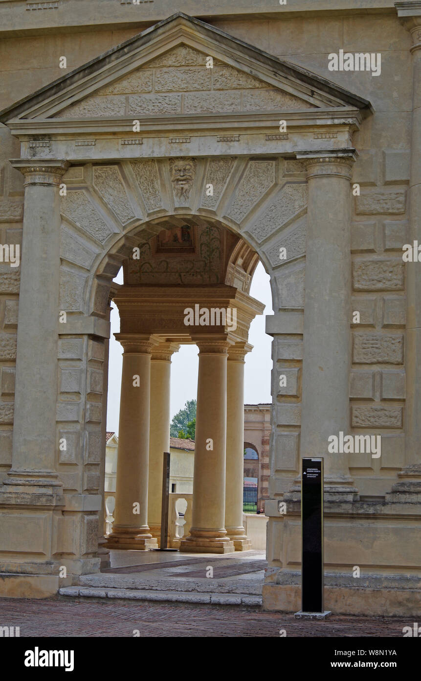 Les colonnes de la Loggia de David dans le Palazzo Te, à Mantoue, Italie, construit dans le style maniériste 1524-34 par l'architecte Giulio Romana Banque D'Images