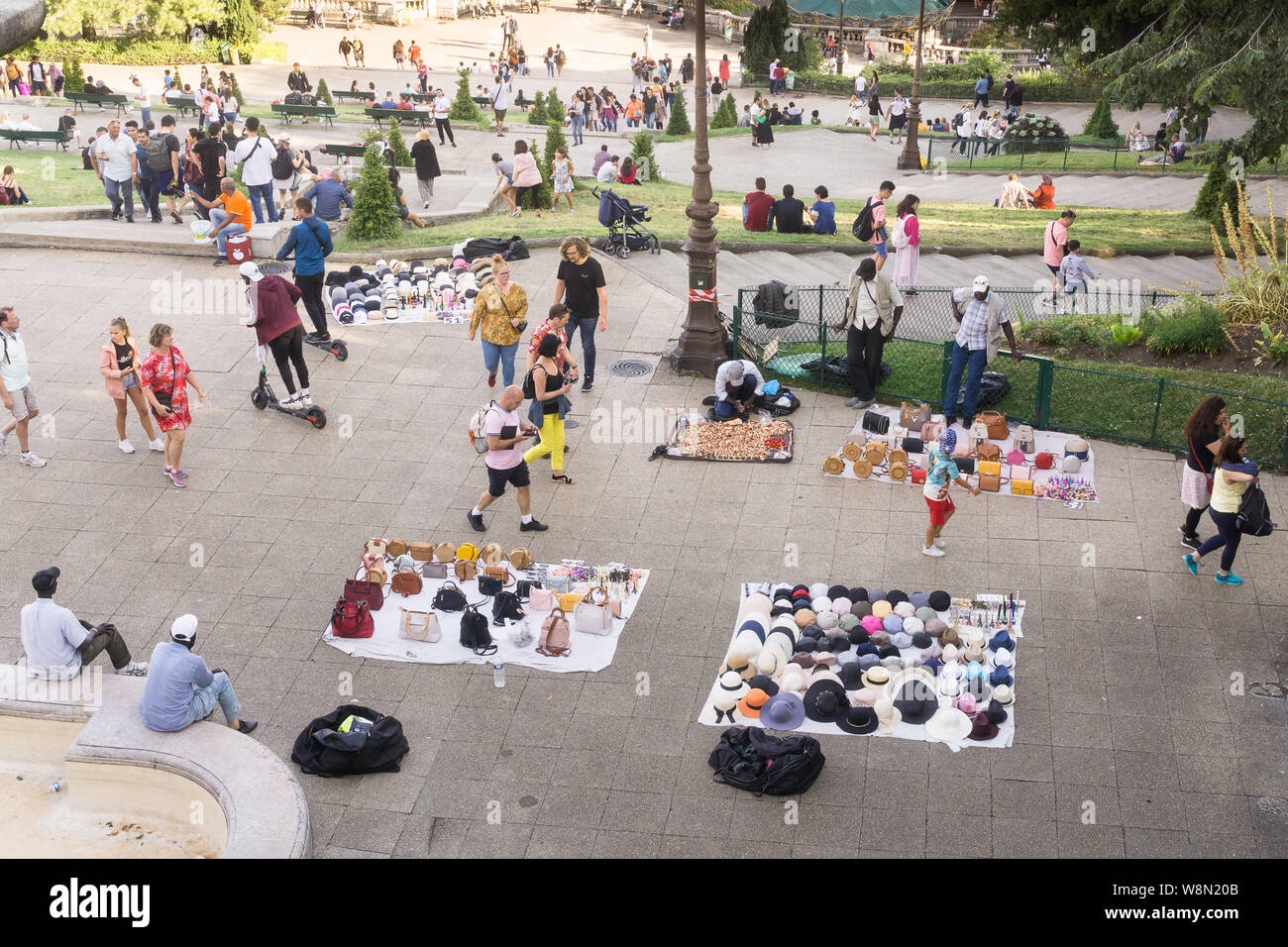 Les touristes de Montmartre - personnes marchant parmi les souvenirs affiché sur le terrain en face de la basilique du Sacré-Cœur à Paris, France, Europe. Banque D'Images