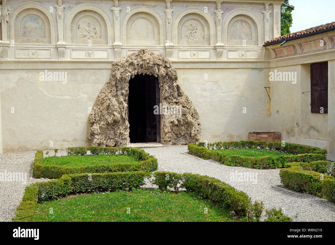 Le Jardin Secret et entrée de la grotte du Palazzo Te, à Mantoue, Italie, construit dans le style maniériste 1524-34 par l'architecte Giulio Romana Banque D'Images