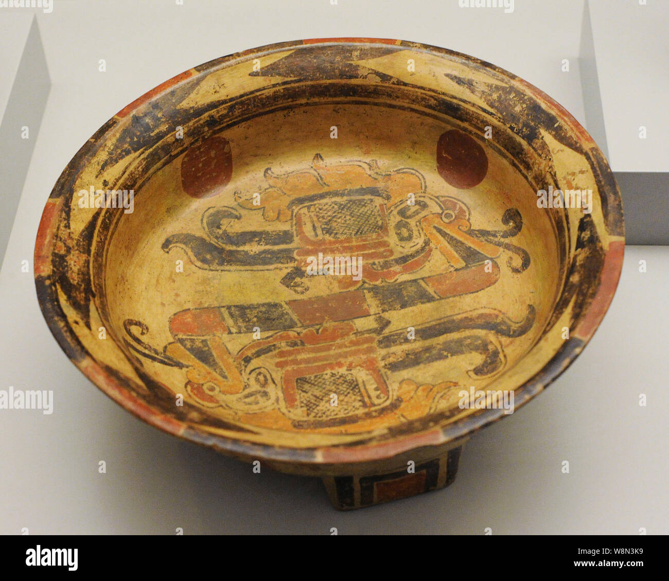 La plaque de tripode. Céramique peinte. Maya Salua. Période classique (600-900 AD). El Salvador. Musée de l'Amérique. Madrid, Espagne. Banque D'Images