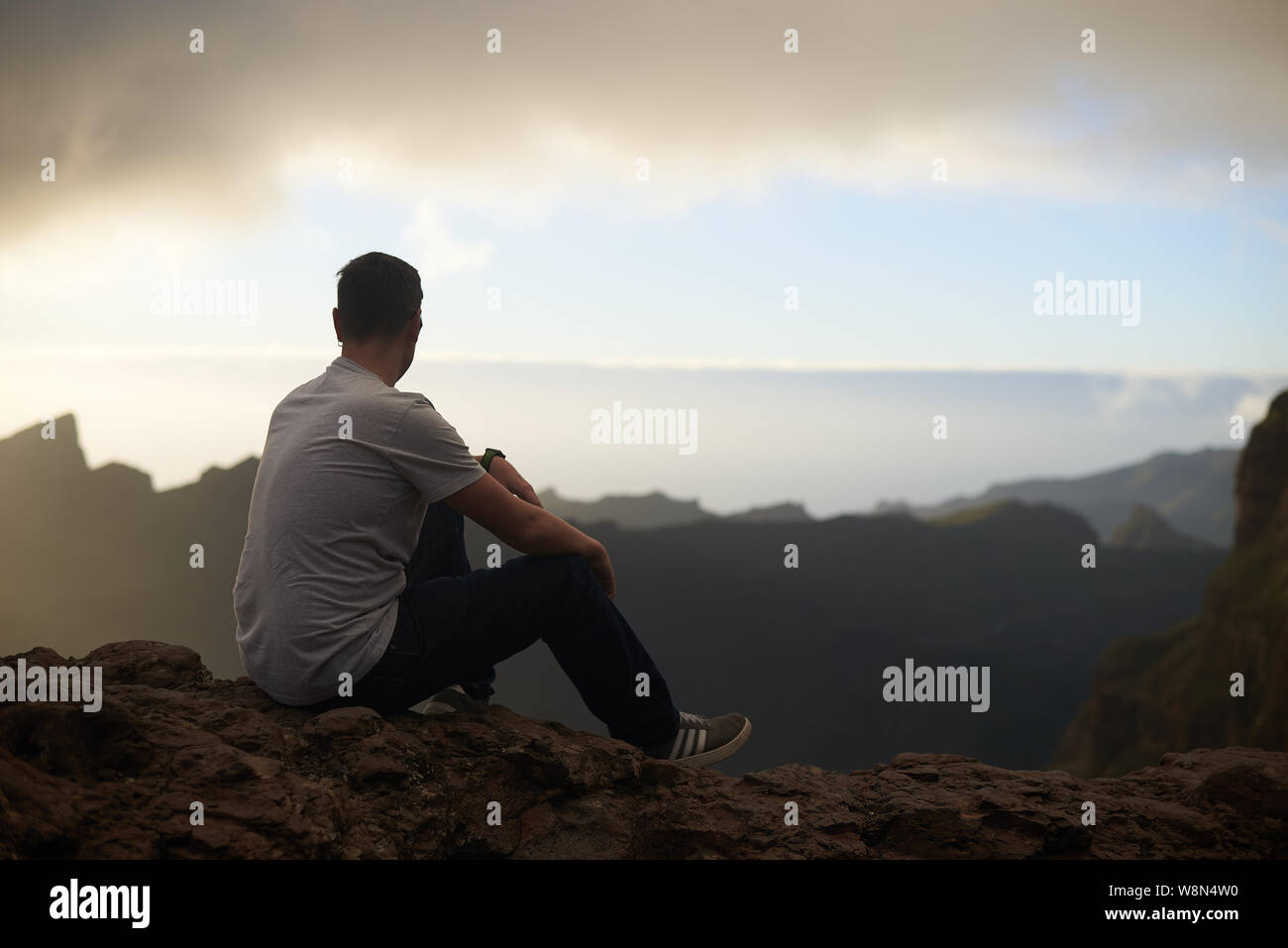 Jeune homme qui envisagent de Masca à partir d'un point de vue à Tenerife, Îles Canaries, Espagne Banque D'Images