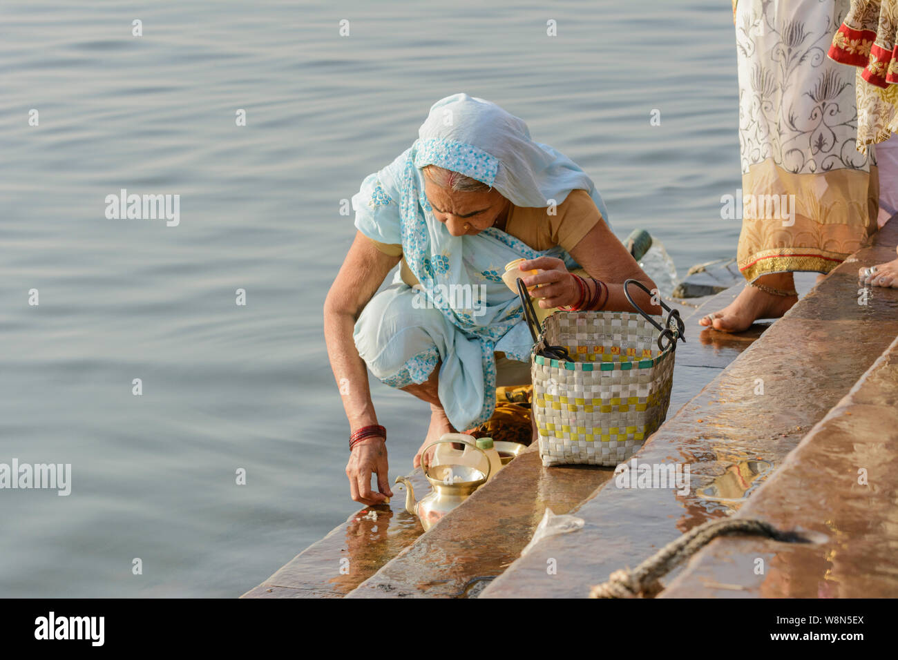 Une vieille femme hindoue indienne dans un sari prépare une offrande aux dieux sur les rives du Gange, Varanasi, Uttar Pradesh, Inde, Asie du Sud. Banque D'Images