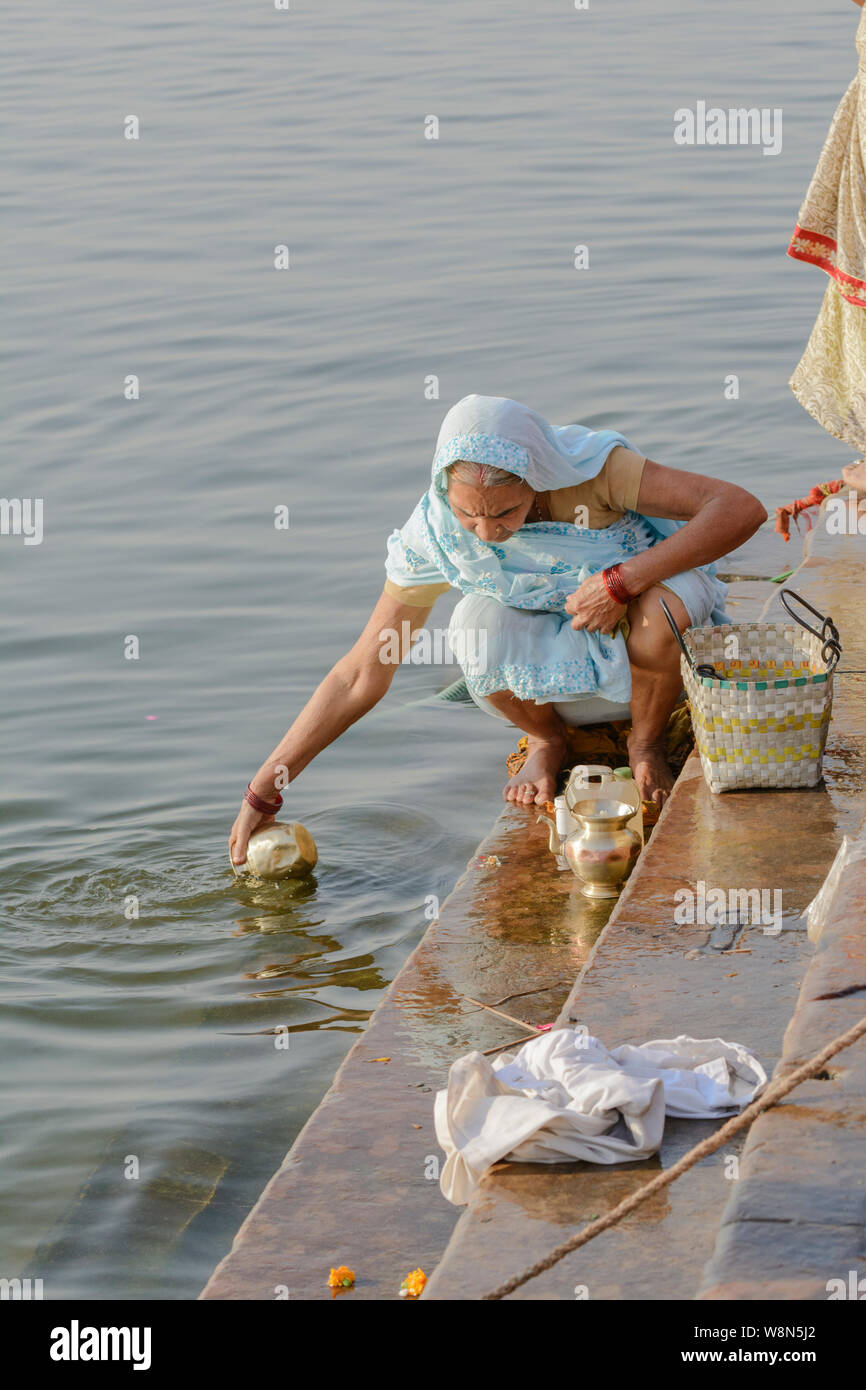 Une vieille femme hindoue indienne dans un sari prépare une offrande aux dieux sur les rives du Gange, Varanasi, Uttar Pradesh, Inde, Asie du Sud. Banque D'Images