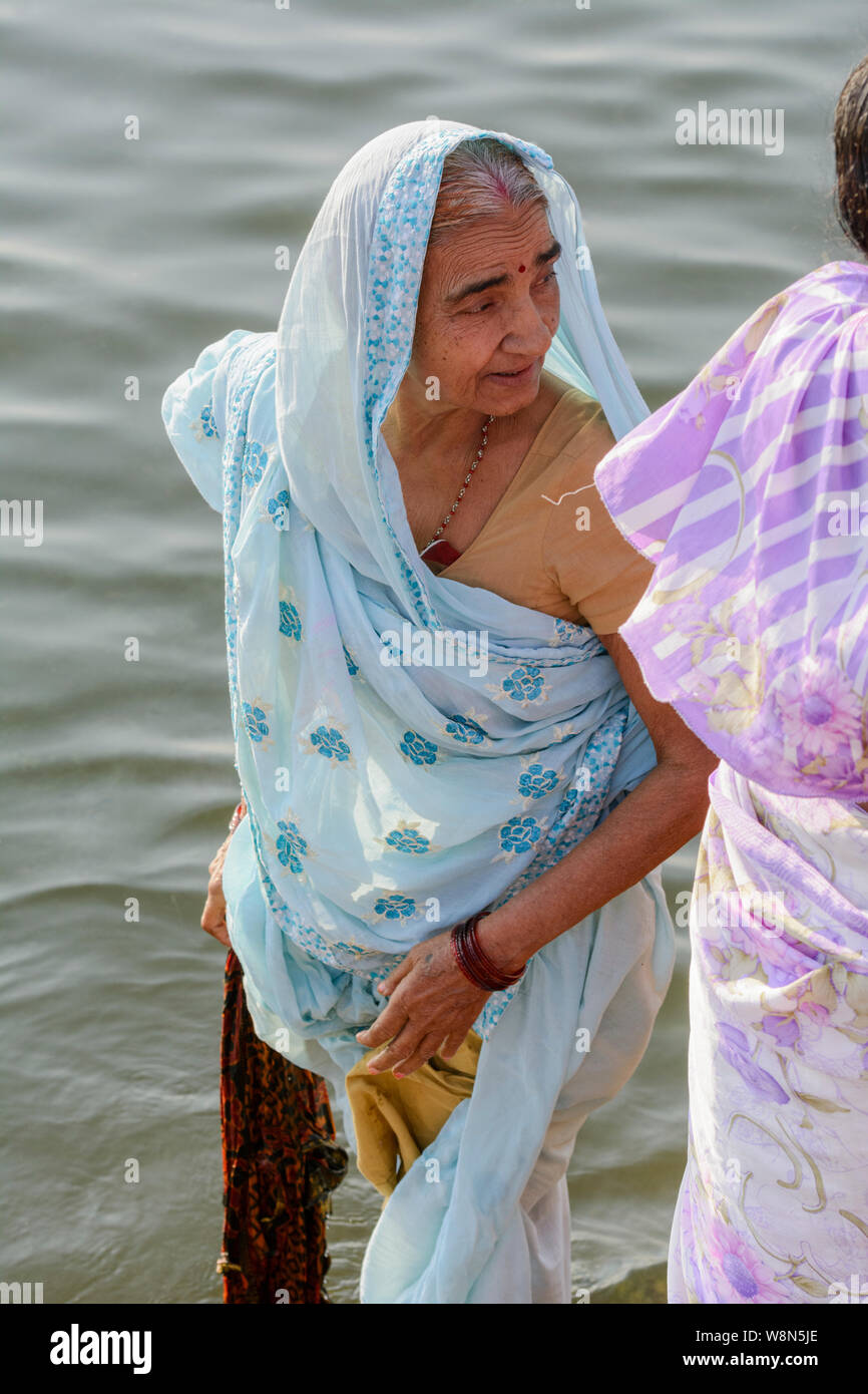 Une vieille femme hindoue indienne dans un sari se prépare pour sa baignade matin rituel dans le Gange à Varanasi, Uttar Pradesh, Inde, Asie du Sud. Banque D'Images