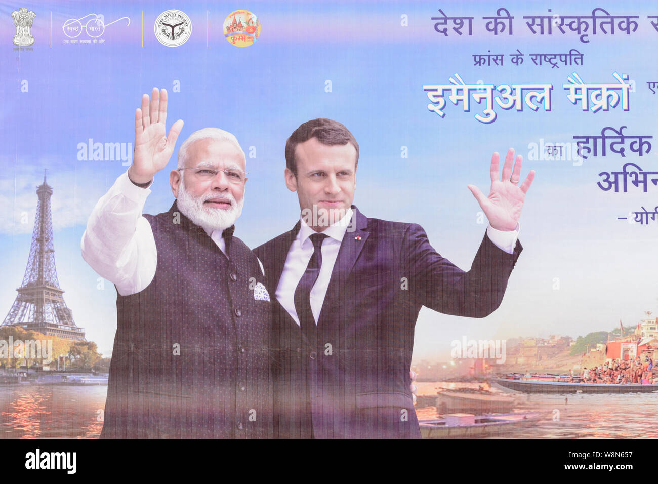 La diffusion de l'affiche de la rencontre entre le Premier Ministre indien Modi, et le président français Macron à Binche le 12 mars 2018, Varanasi, Inde Banque D'Images