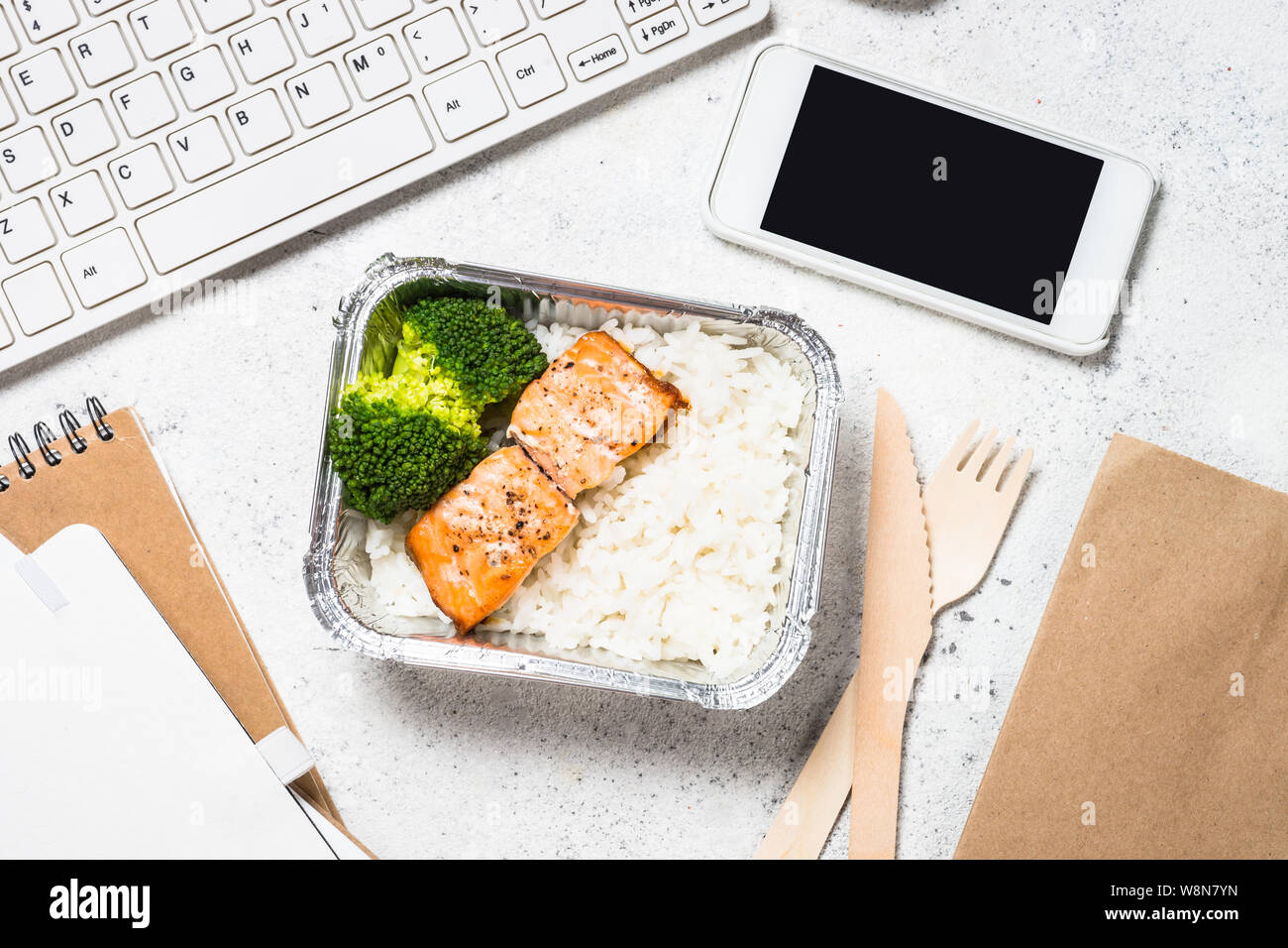 Concept de fourniture de produits alimentaires - dîner santé sur table office. Banque D'Images