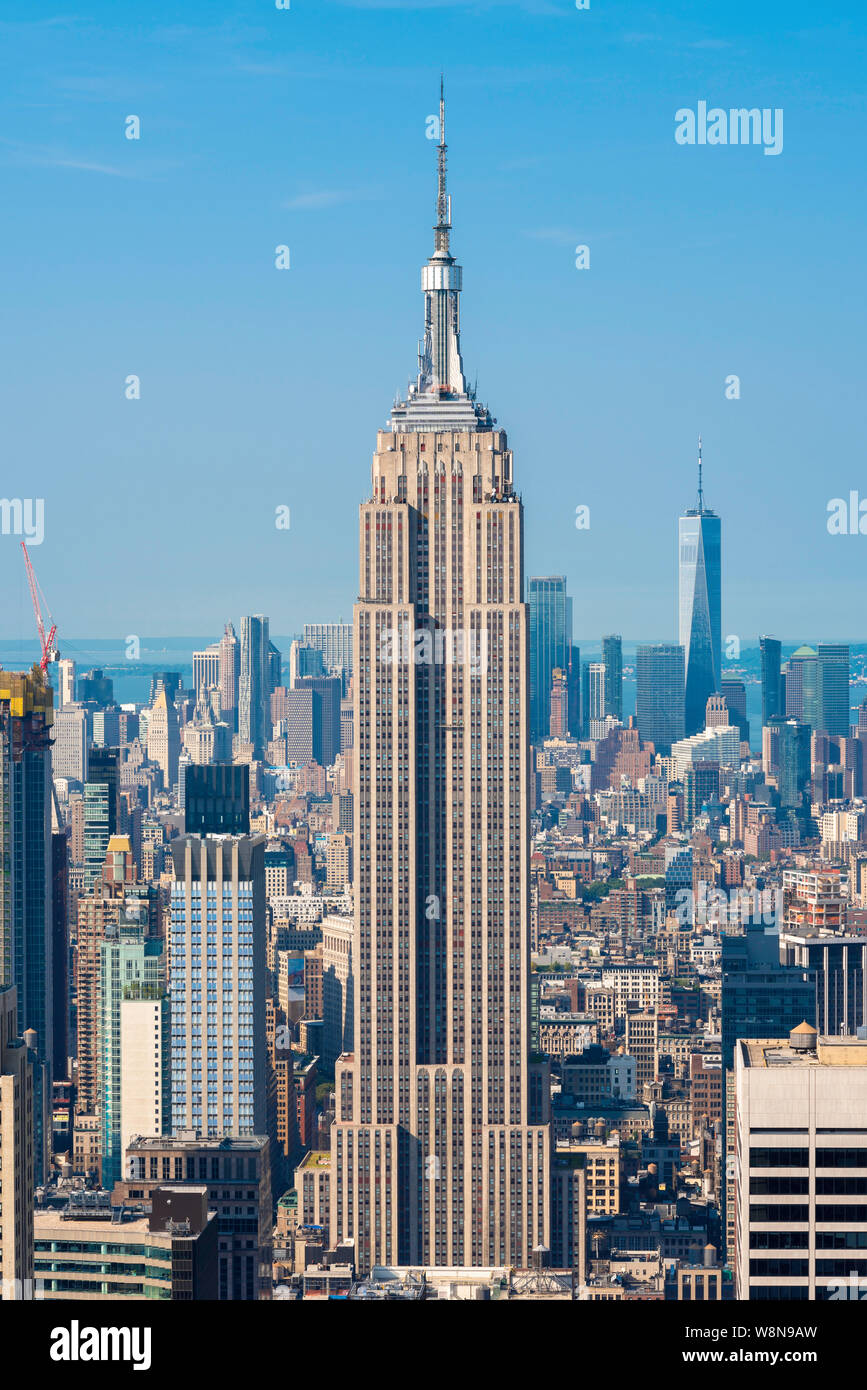 Empire State Building, vue sur l'Empire State Building à Manhattan, éclairé par la lumière du matin un jour d'été, la ville de New York, USA. Banque D'Images