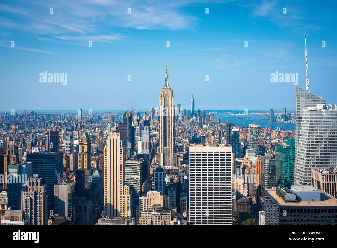 New York vue classique et emblématique en été sur la ville de Midtown Manhattan avec l'Empire State Building situé au centre, New York City, États-Unis Banque D'Images