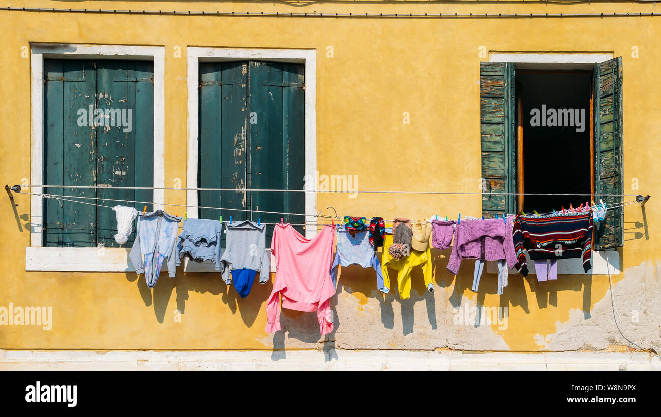 Lignes de séchage du linge sur des cordes tendues à l'extérieur de la fenêtre Couleurs façades à Venise, Italie Banque D'Images