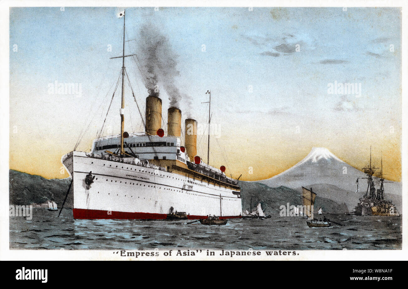 [ 1910 Japon - Revêtement d'océan et le Mont Fuji ] - le RMS Empress of Asia dans les eaux japonaises. Dans l'arrière-plan le Mont Fuji peut être vu. Le paquebot a été achevé en 1913 (Taisho 2) par Fairfield Shipbuilding and Engineering à Govan sur la Clyde en Écosse pour Canadian Pacific Steamships. Le paquebot de ligne a également été un croiseur marchand armé, à bord et. Elle a été coulé par des avions japonais pendant la traversée de Bombay à Singapour durant la Seconde Guerre mondiale. 20e siècle vintage carte postale. Banque D'Images