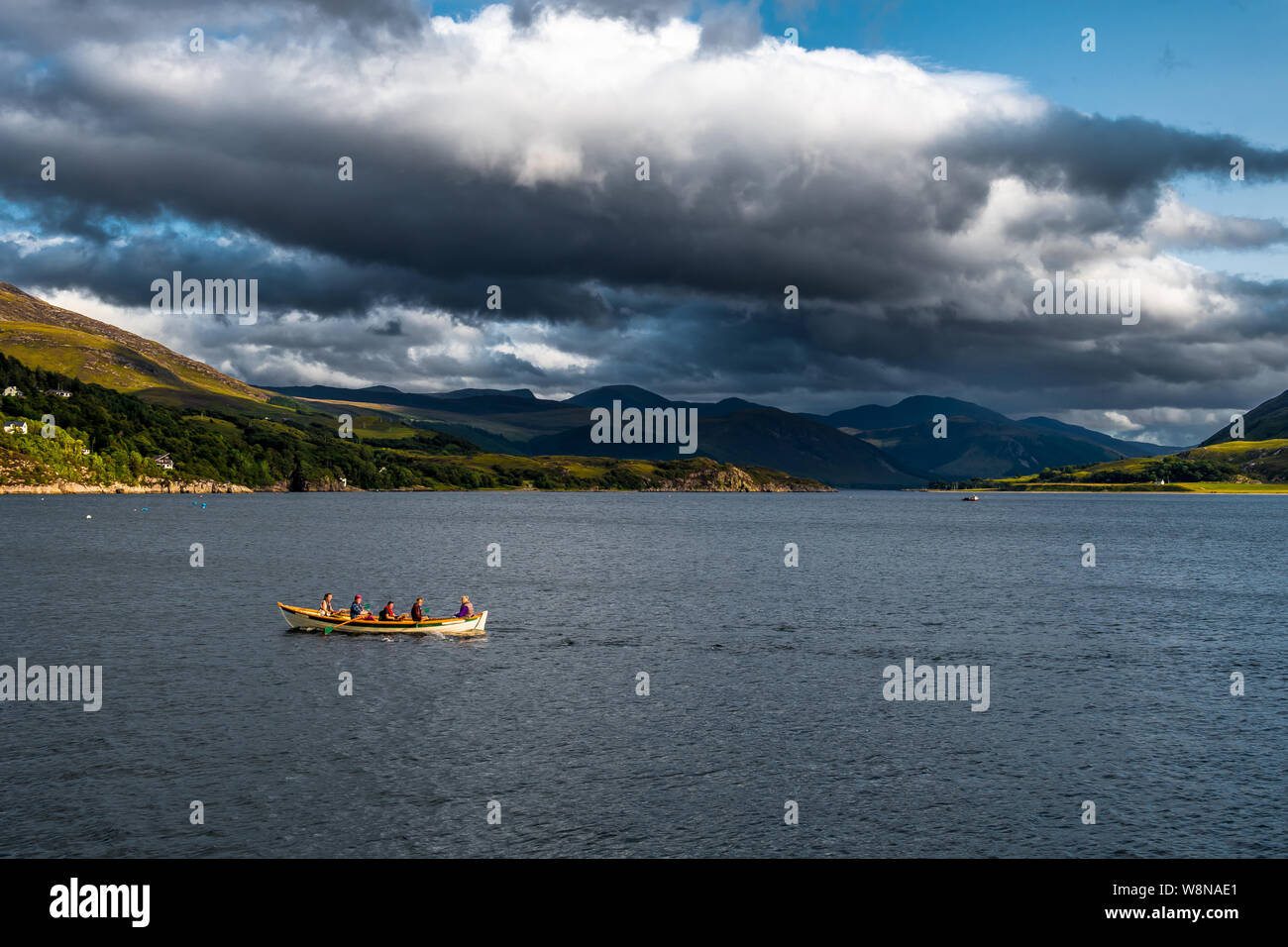 Aviron de bateau dans le port d'Ullapool à Loch Broom en Ecosse Banque D'Images