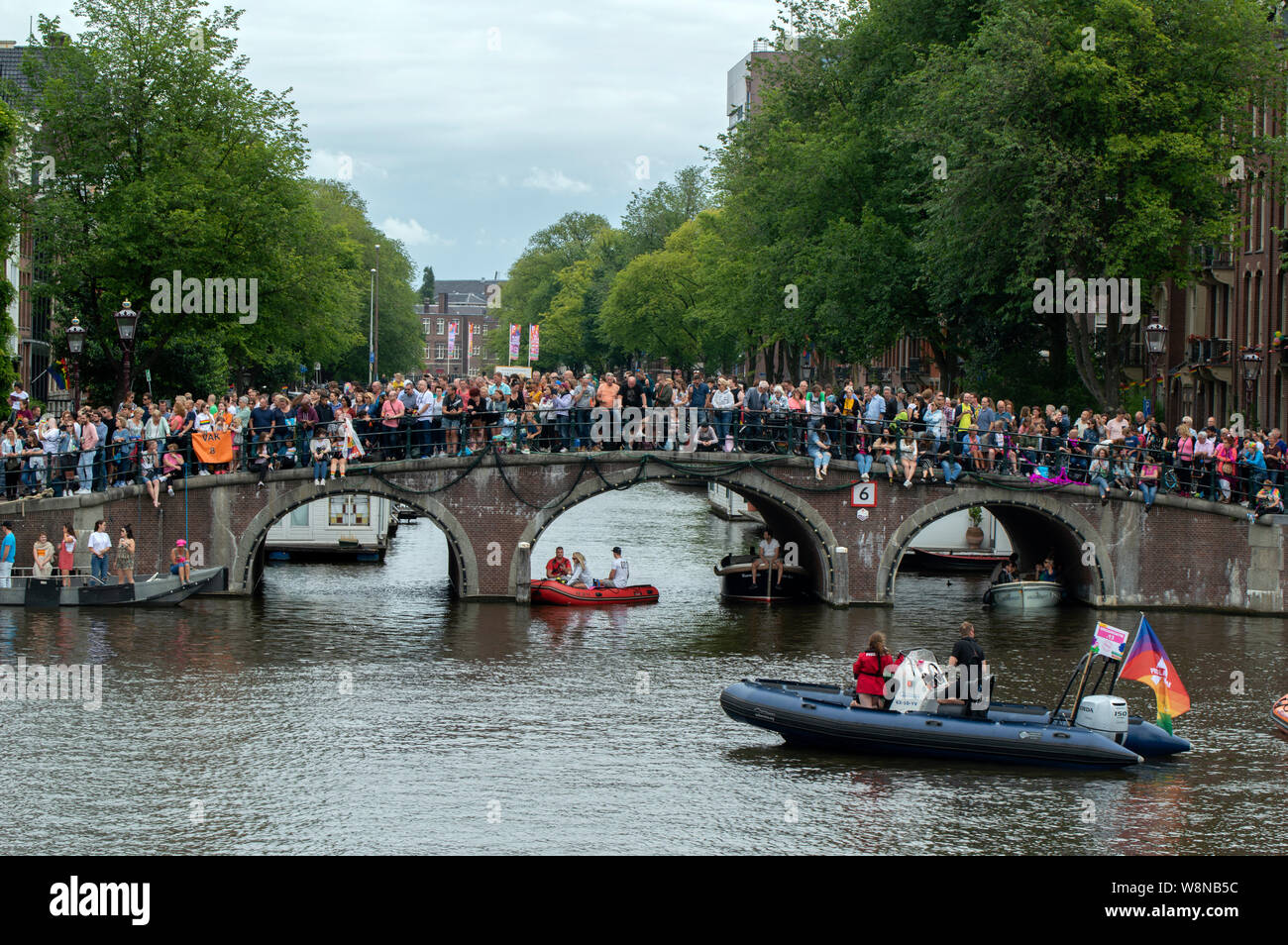 Foule le long de la rivière Amstel au cours de la Gay Pride Amsterdam The Netherlands 2019 Banque D'Images