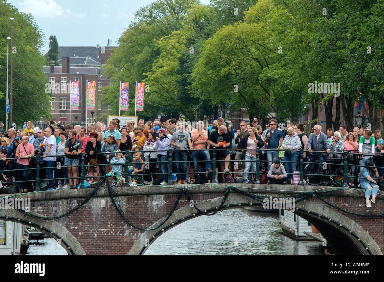 Foule le long de la rivière Amstel au cours de la Gay Pride Amsterdam Pays-Bas 2019foule le long de la rivière Amstel, au cours de la Gay Pride Amsterdam Pays-Bas Banque D'Images