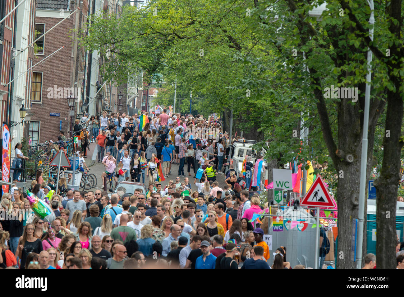 Foule le long de la rivière Amstel au cours de la Gay Pride Amsterdam The Netherlands 2019 Banque D'Images