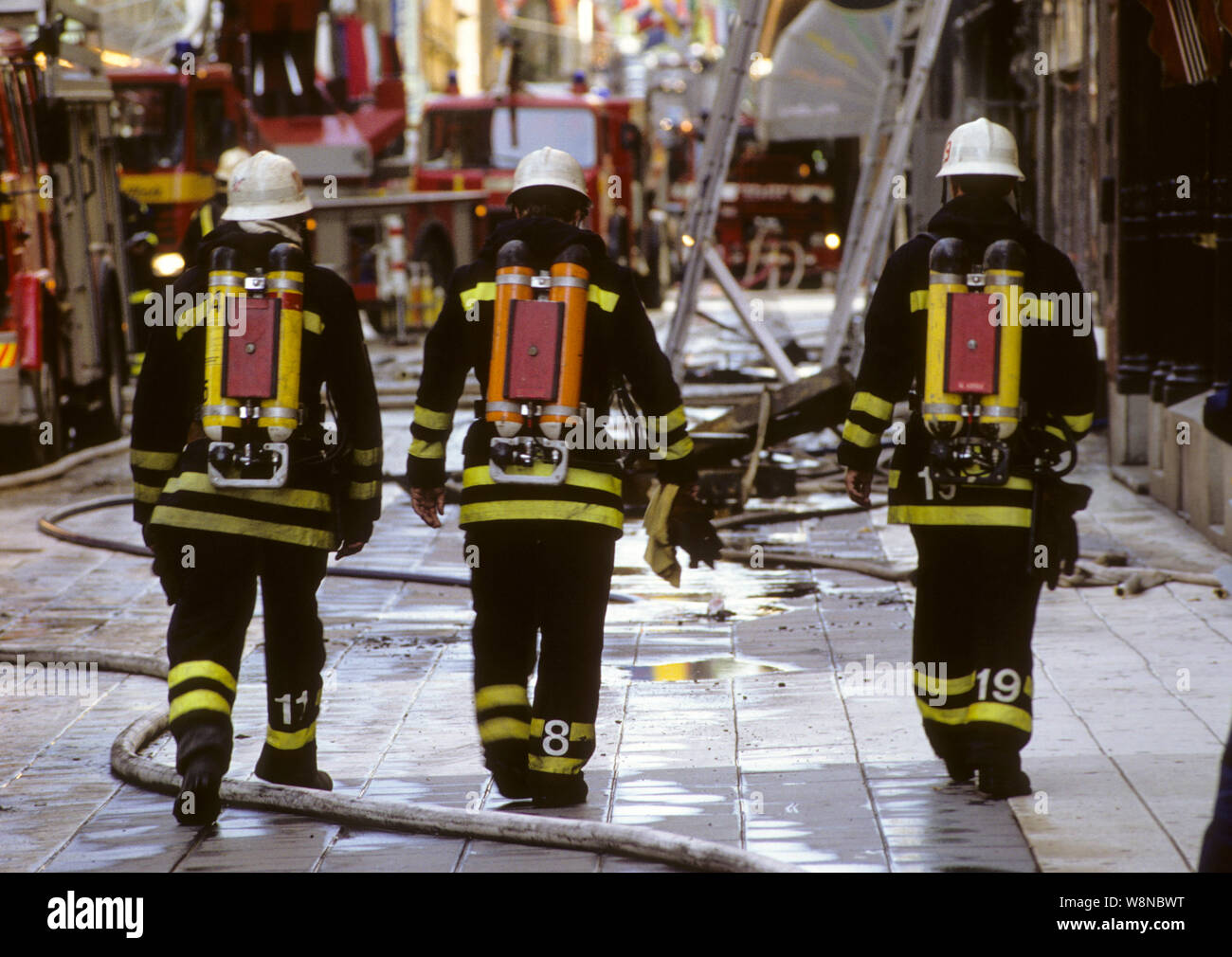 Les pompiers avec des tubes d'air lors d'un incendie à Stockholm Banque D'Images