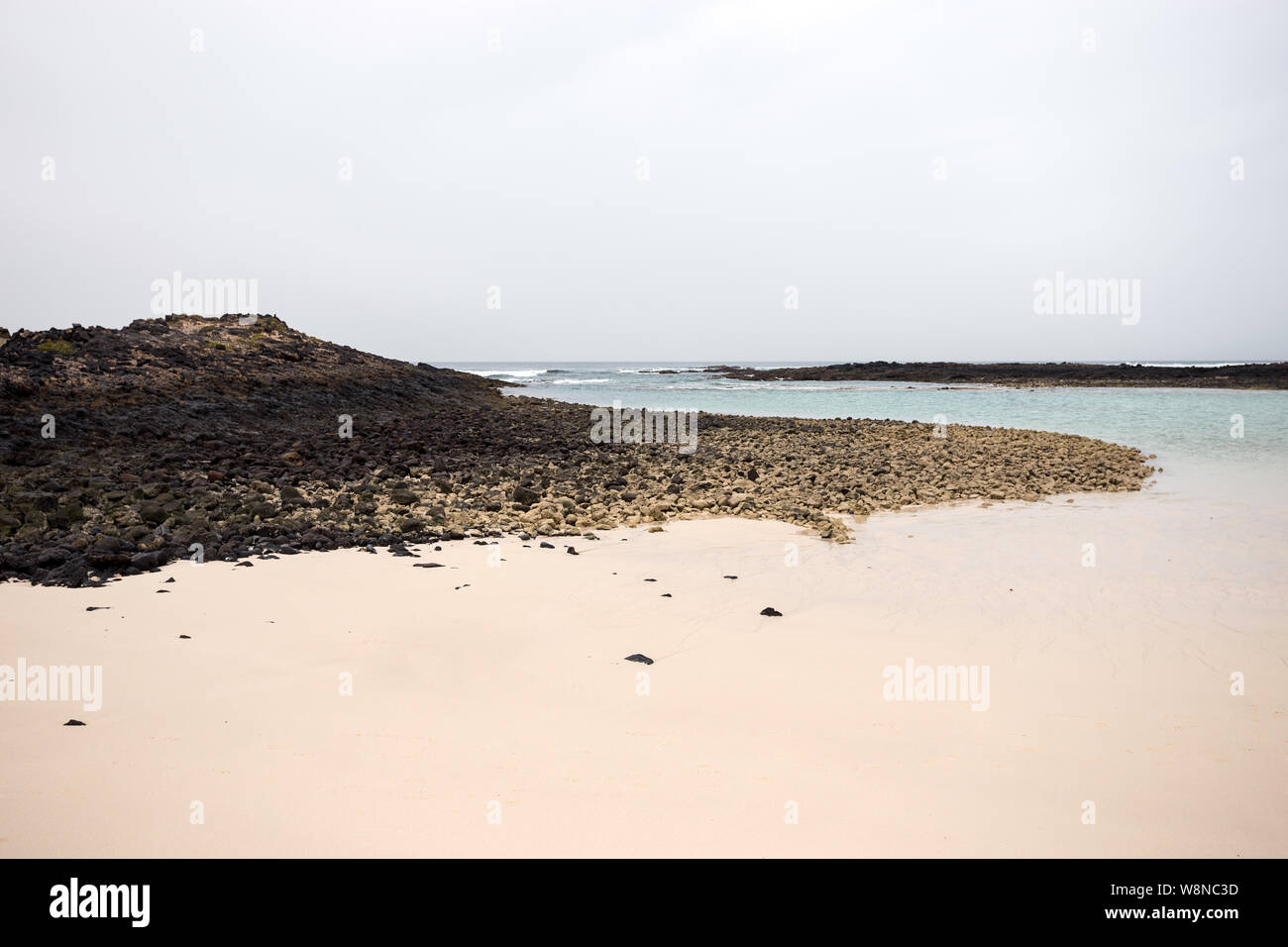 La plage vide de rochers et de sable blanc Banque D'Images