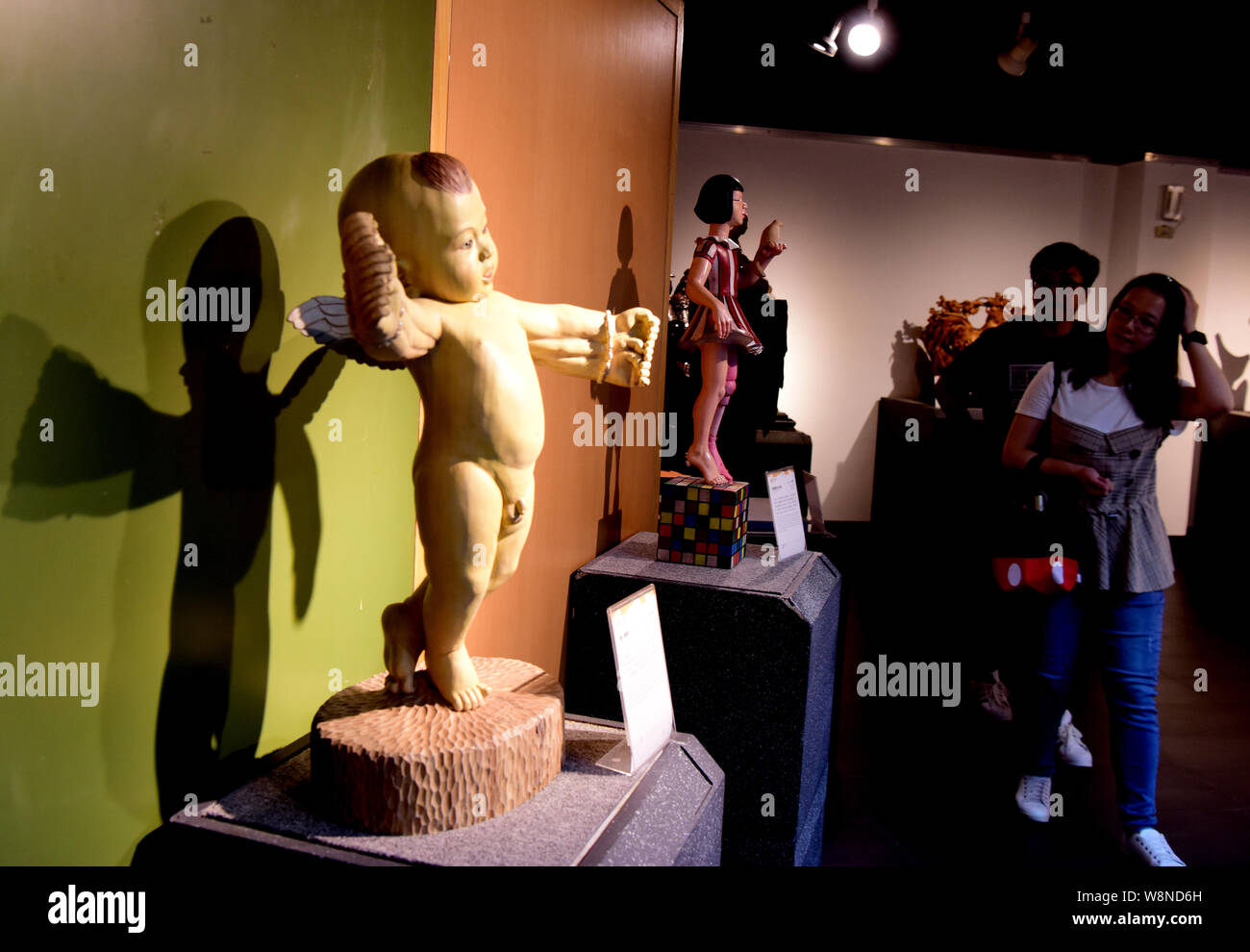 Taipei, Taiwan. 10 août, 2019. Personnes visitent une exposition de sculpture sur bois Sculpture sur bois Sanyi Museum de Miaoli County, au sud-est de la Chine, Taiwan, le 10 août 2019. Un total de 67 expositions ont été présentées ici. Credit : Zhu Xiang/Xinhua/Alamy Live News Banque D'Images