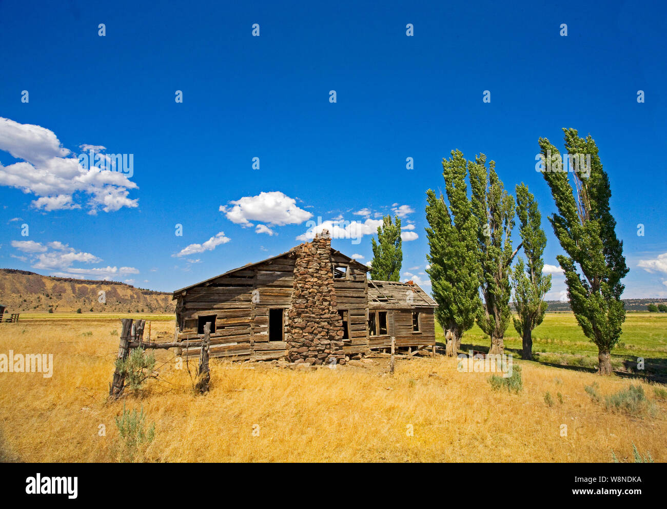 Un ranch maison abandonnée depuis longtemps dans la vallée de la rivière Crooked de centre de l'Oregon. Banque D'Images