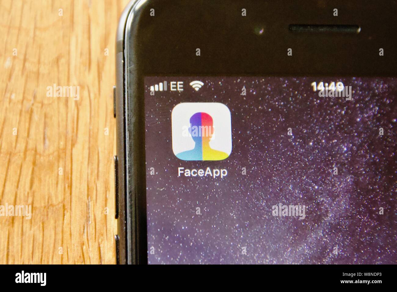 Le FaceApp sur icône d'app sur un iPhone. FaceApp utilise l'intelligence artificielle pour générer des transformations face à partir de photographies Banque D'Images